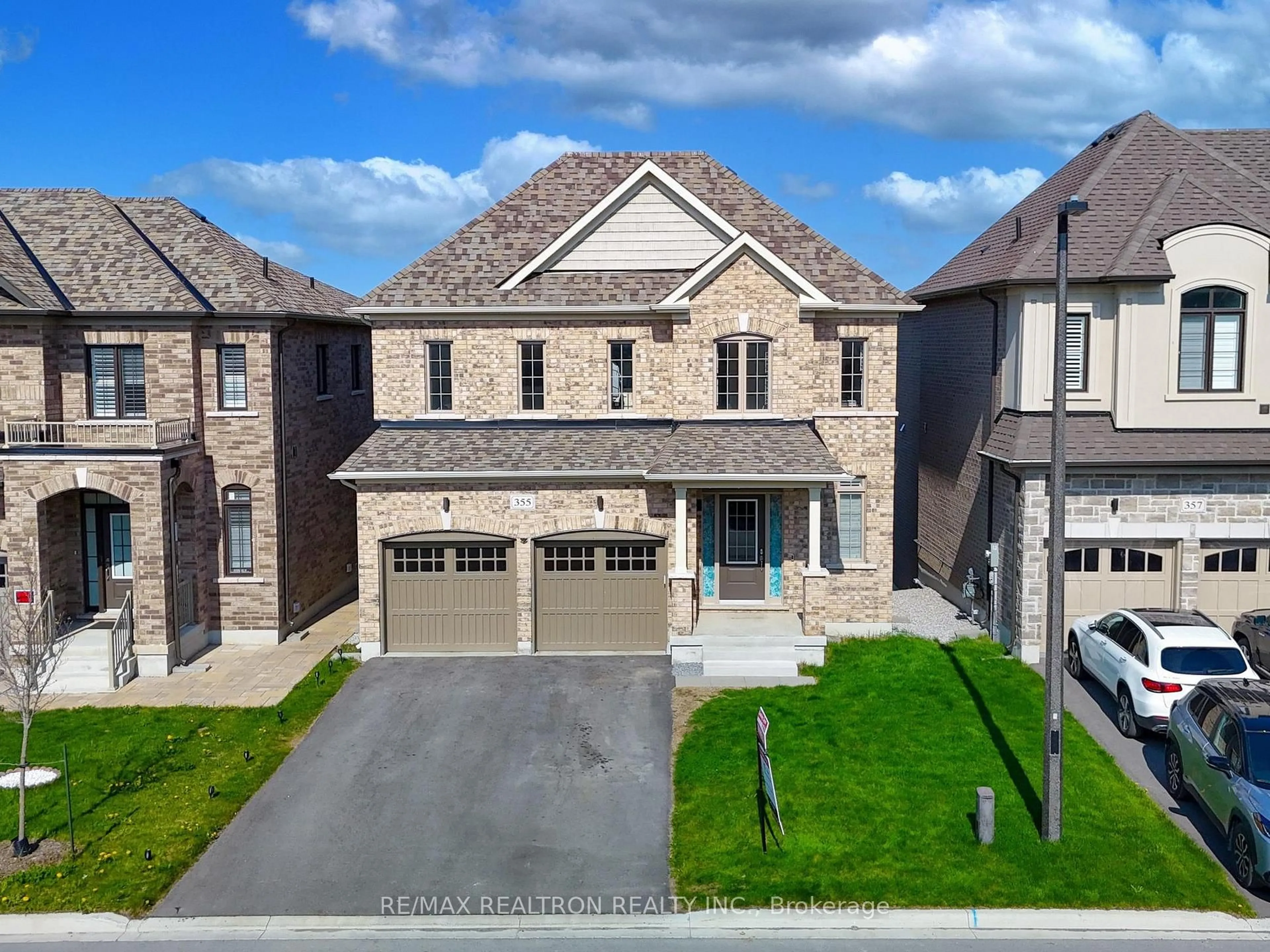 A pic from outside/outdoor area/front of a property/back of a property/a pic from drone, street for 355 Danny Wheeler Blvd, Georgina Ontario L4P 3C8