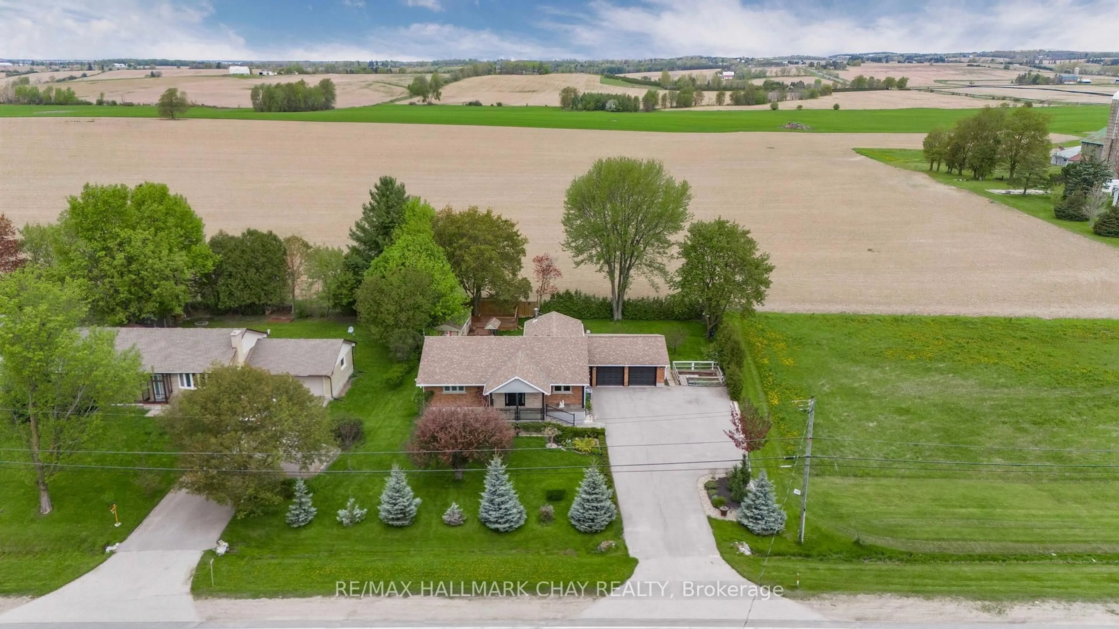 A pic from outside/outdoor area/front of a property/back of a property/a pic from drone, unknown for 3800 County 88 Rd, Bradford West Gwillimbury Ontario L3Z 2A4