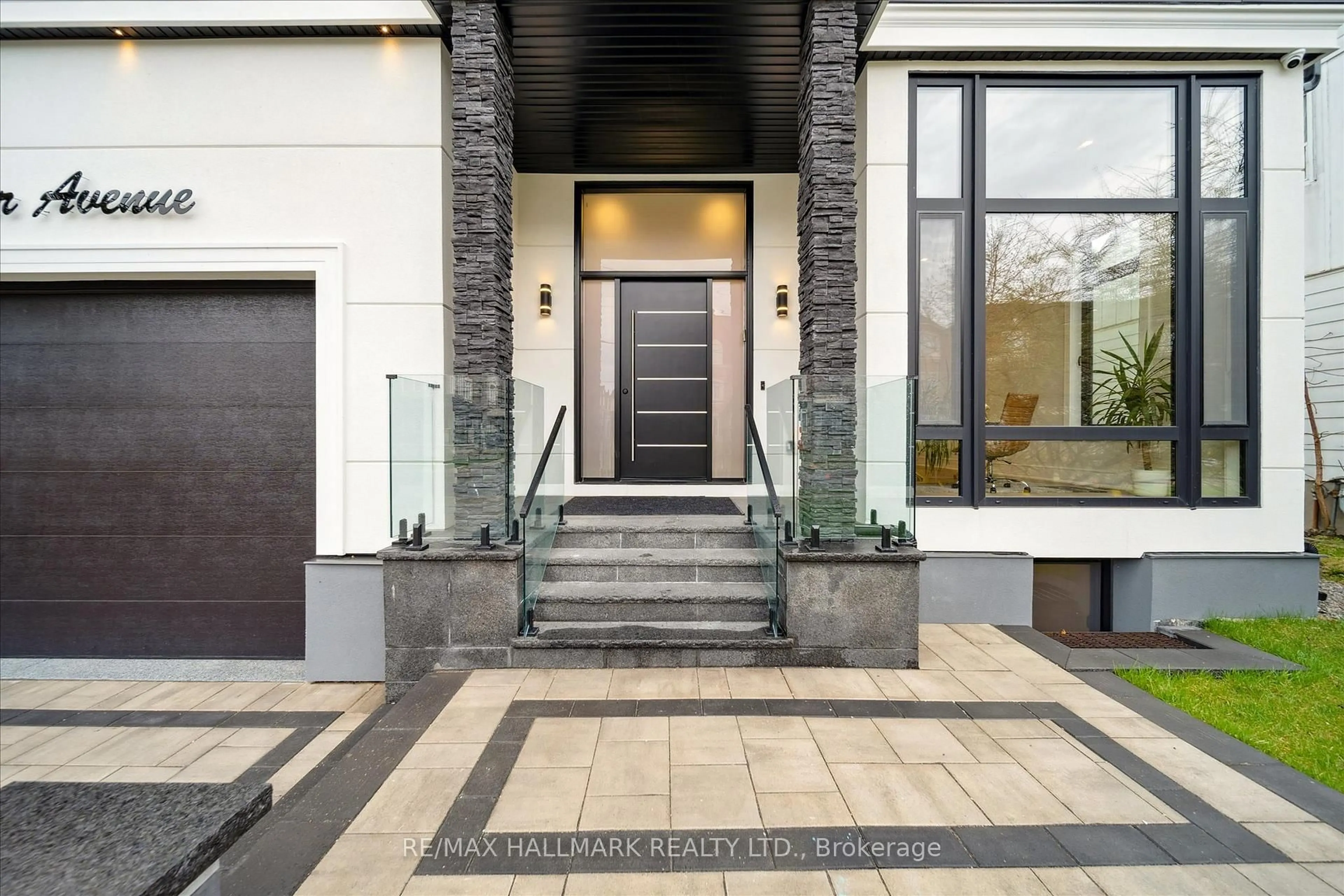 Indoor entryway for 5 Parker Ave, Richmond Hill Ontario L4E 2W4