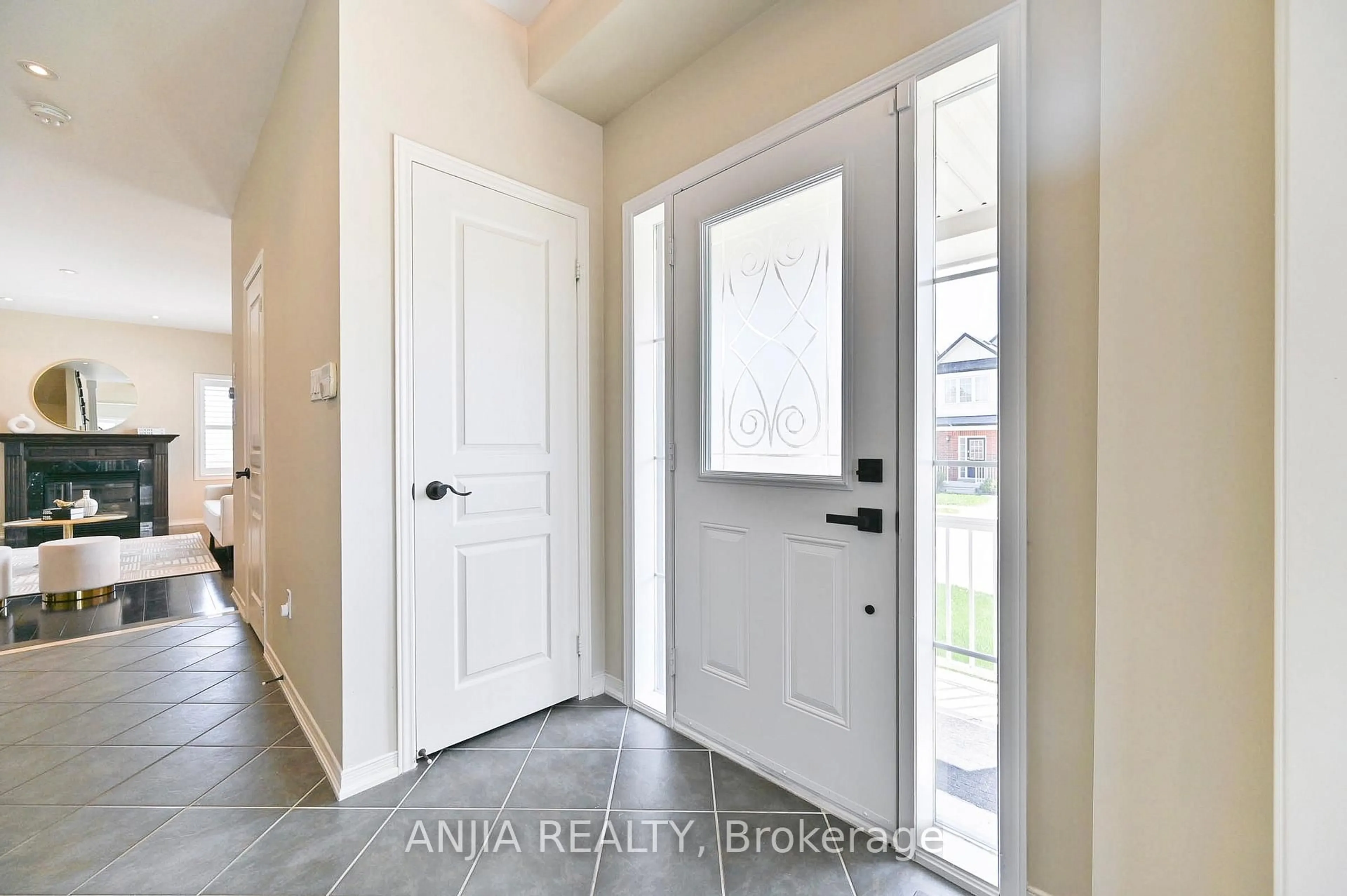 Indoor entryway for 40 Daws Hare Cres, Whitchurch-Stouffville Ontario L4A 0T6