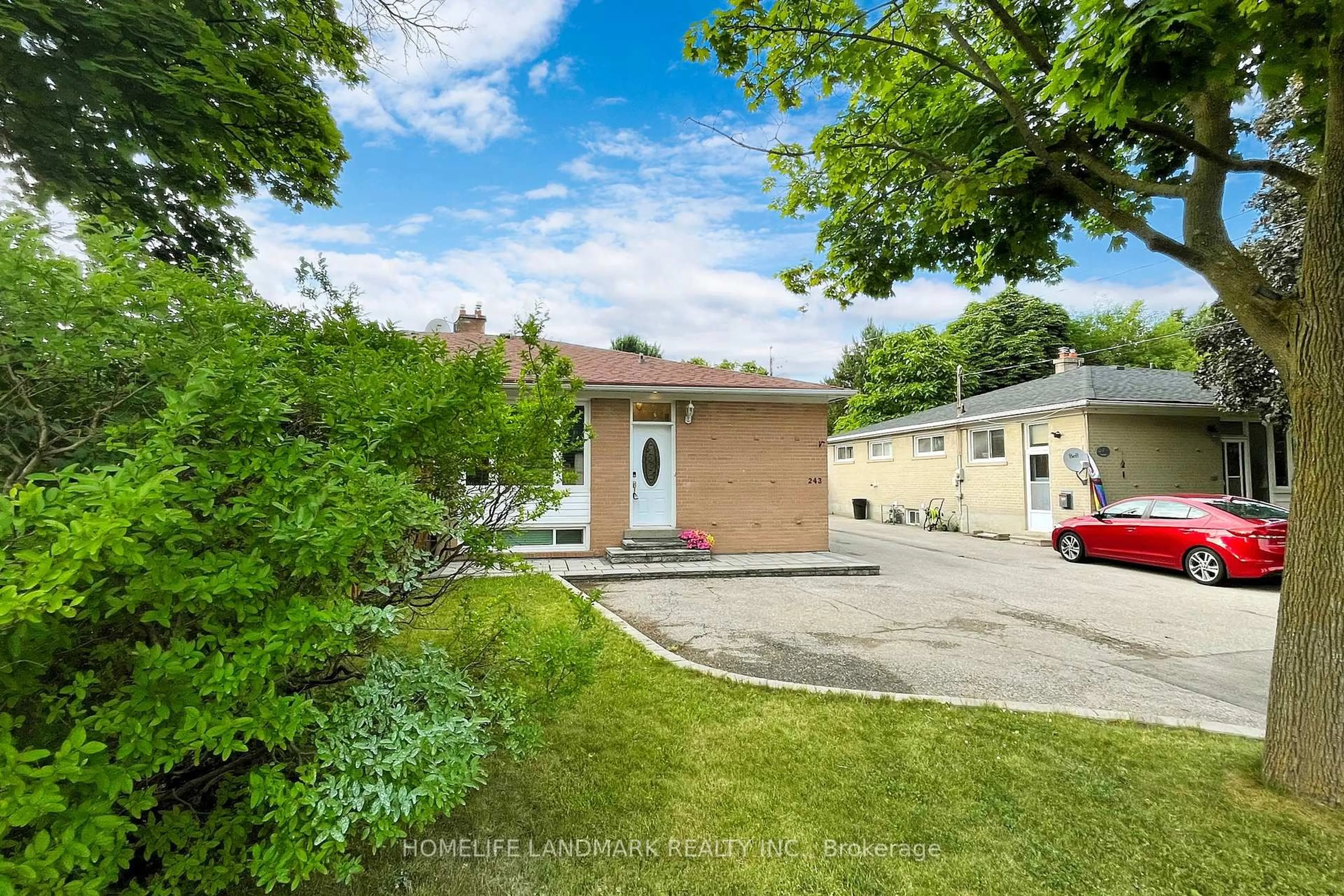 A pic from outside/outdoor area/front of a property/back of a property/a pic from drone, street for 243 Taylor Mills Dr, Richmond Hill Ontario L4C 2S7