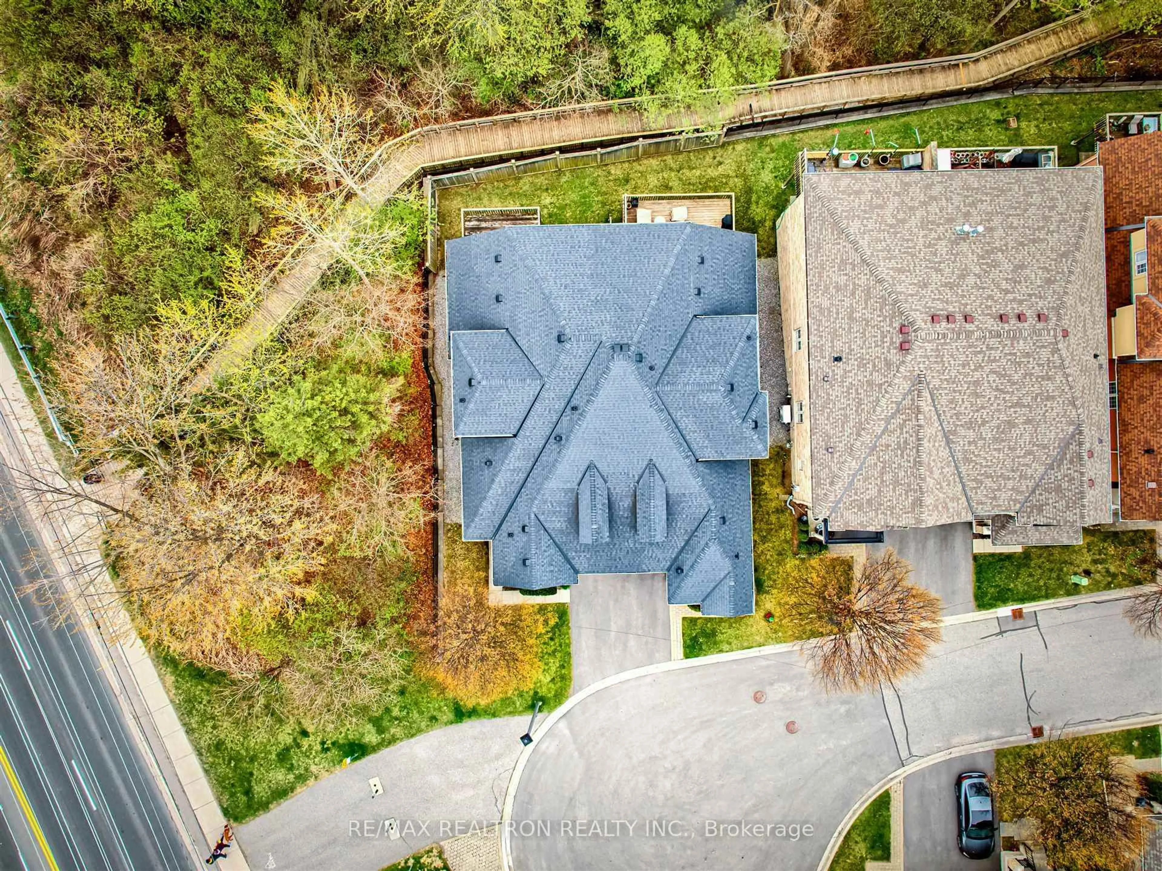 A pic from outside/outdoor area/front of a property/back of a property/a pic from drone, street for 654 Tapestry Lane, Newmarket Ontario L3X 3C8