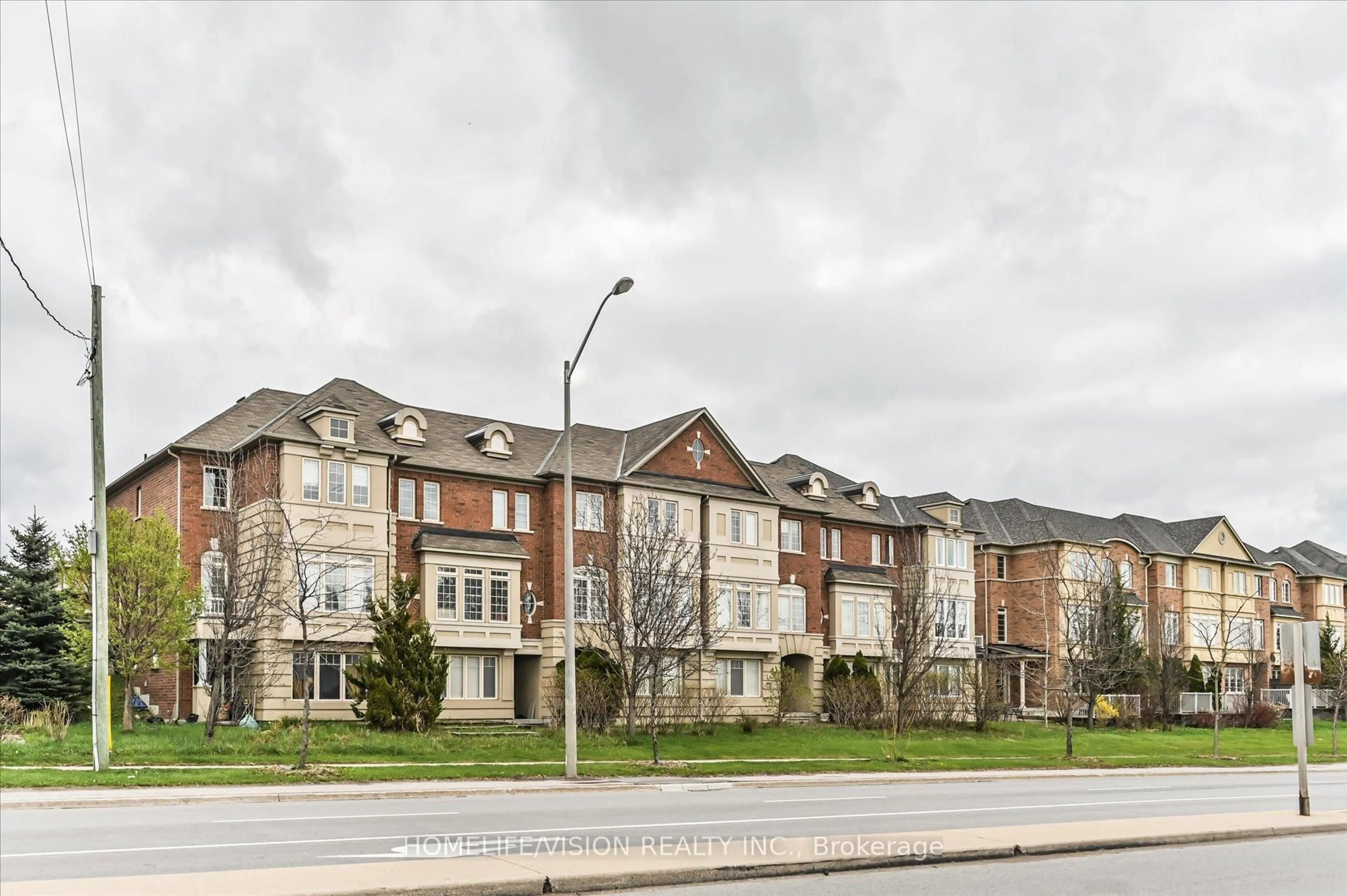 A pic from outside/outdoor area/front of a property/back of a property/a pic from drone, unknown for 151 Zokol Dr, Aurora Ontario L4G 0C4