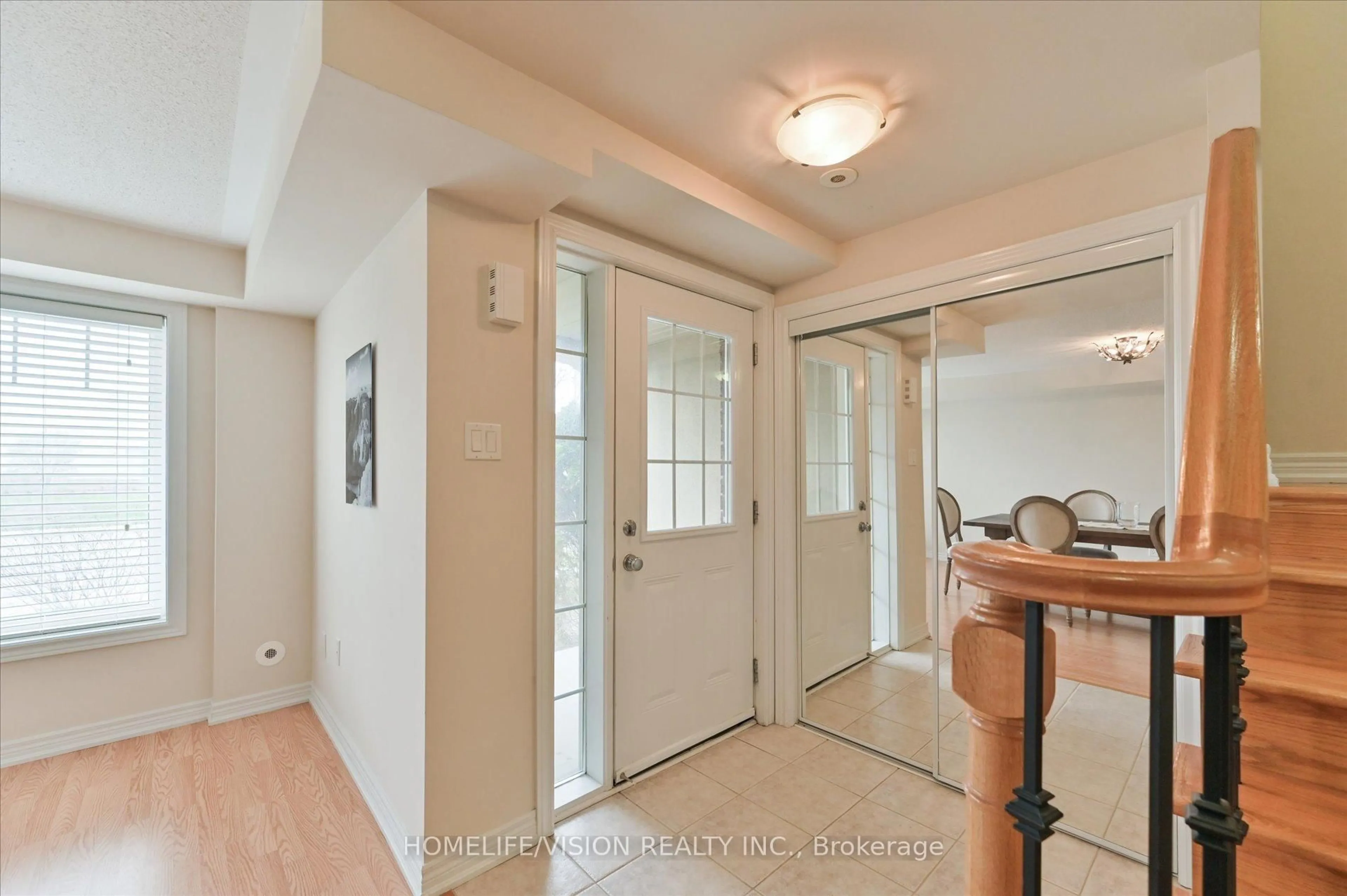 Indoor entryway for 151 Zokol Dr, Aurora Ontario L4G 0C4