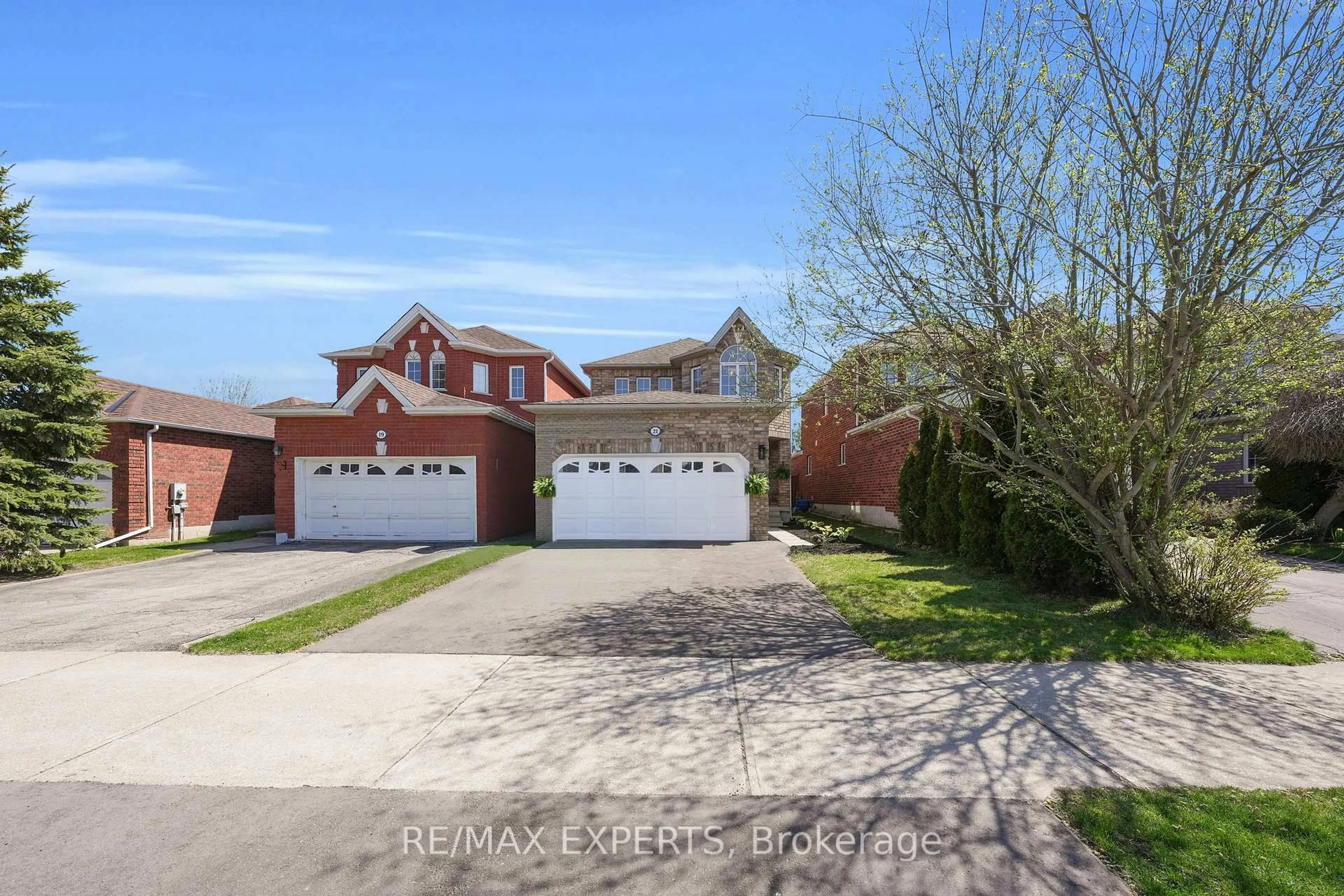 A pic from outside/outdoor area/front of a property/back of a property/a pic from drone, street for 21 Preston Ave, New Tecumseth Ontario L9R 1Y6