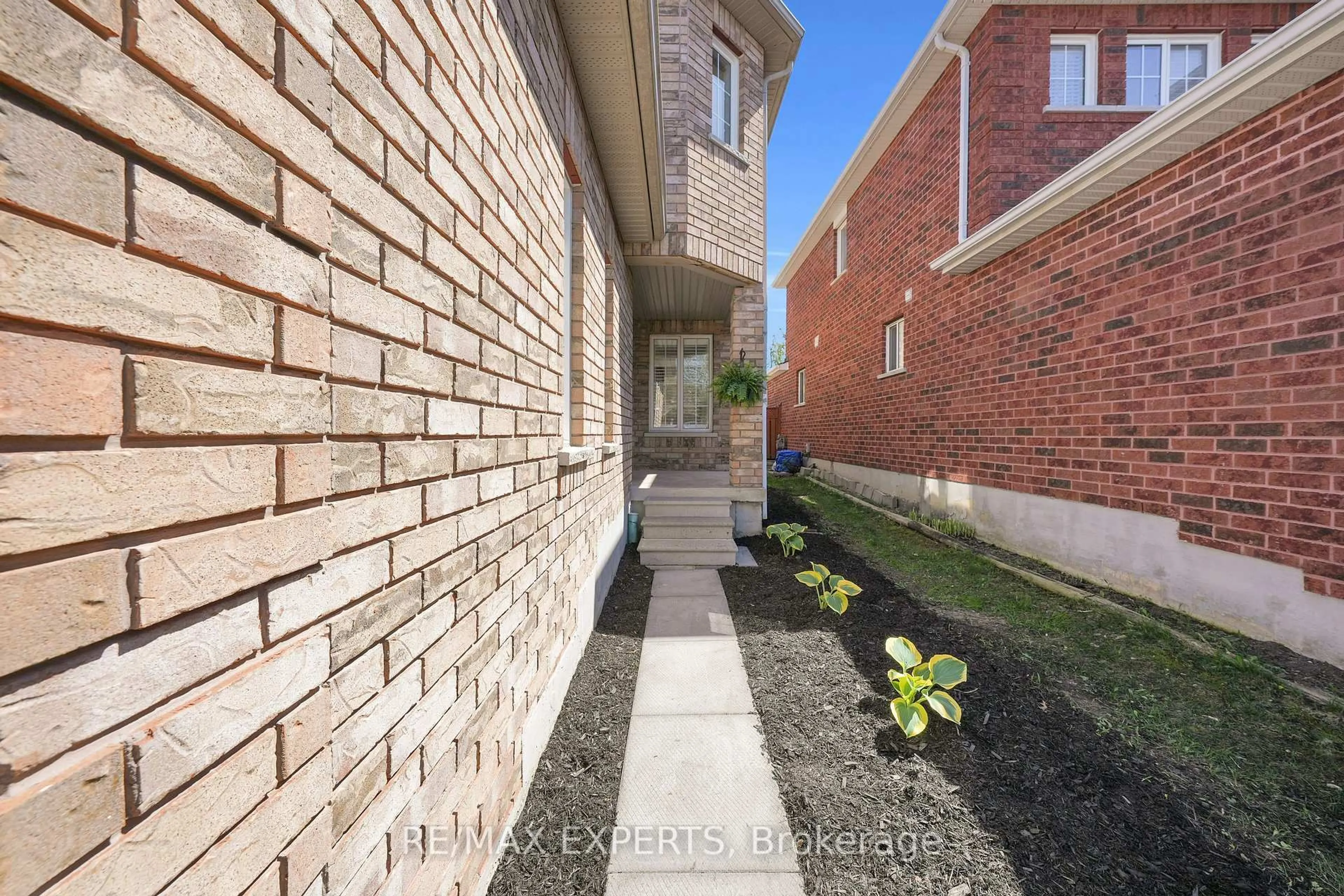 Home with brick exterior material, street for 21 Preston Ave, New Tecumseth Ontario L9R 1Y6