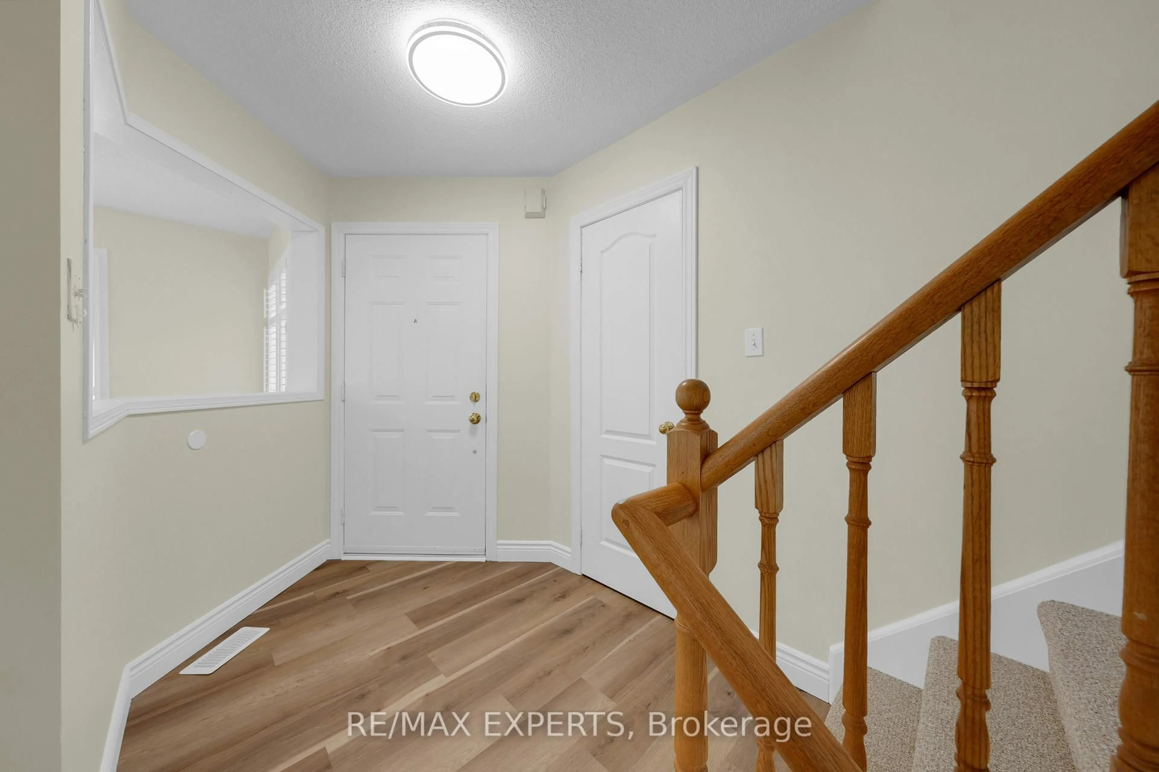 Indoor entryway for 21 Preston Ave, New Tecumseth Ontario L9R 1Y6