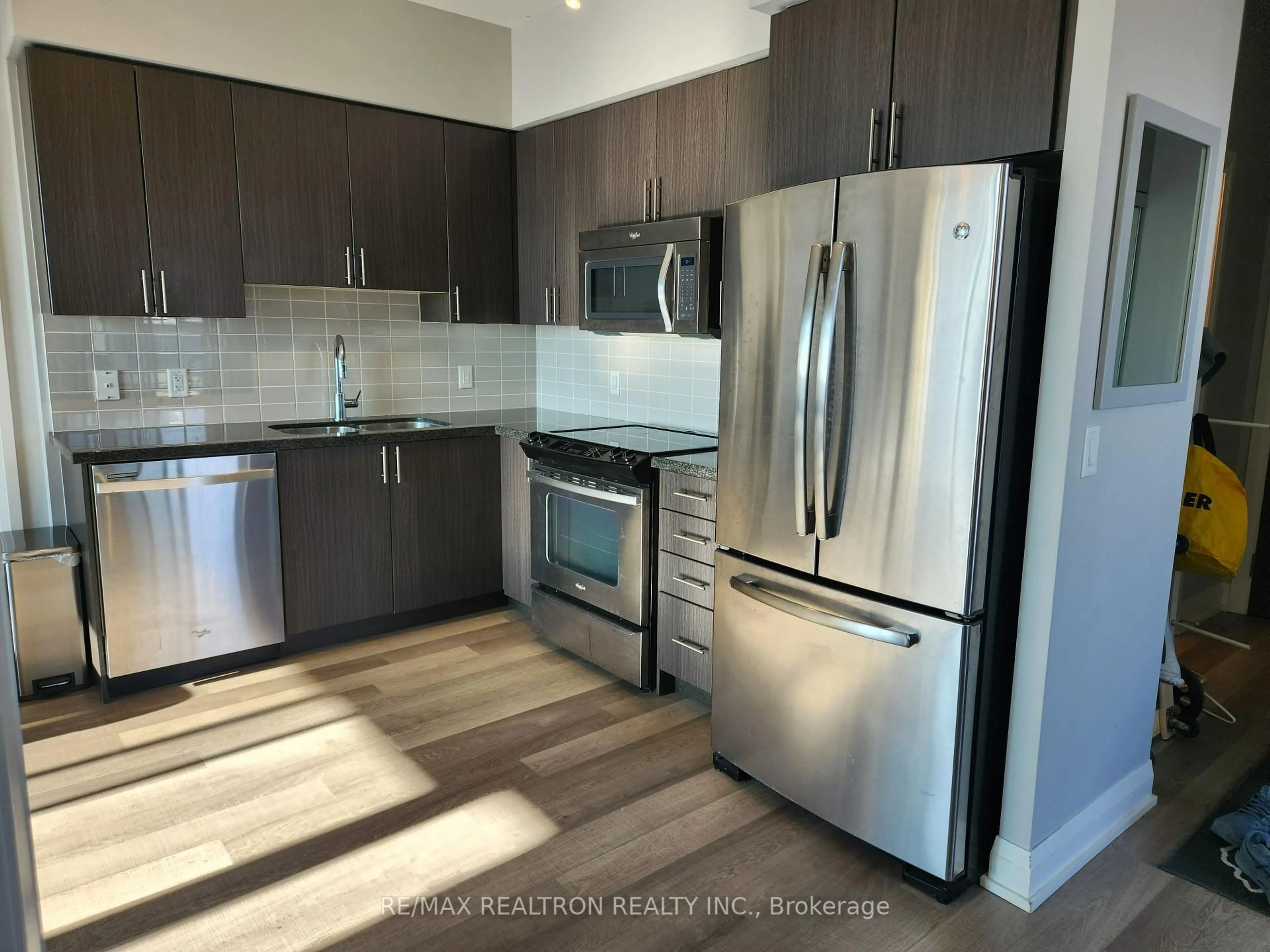 Open concept kitchen, wood/laminate floor for 85 North Park Rd #LPH03, Vaughan Ontario L4J 0H9