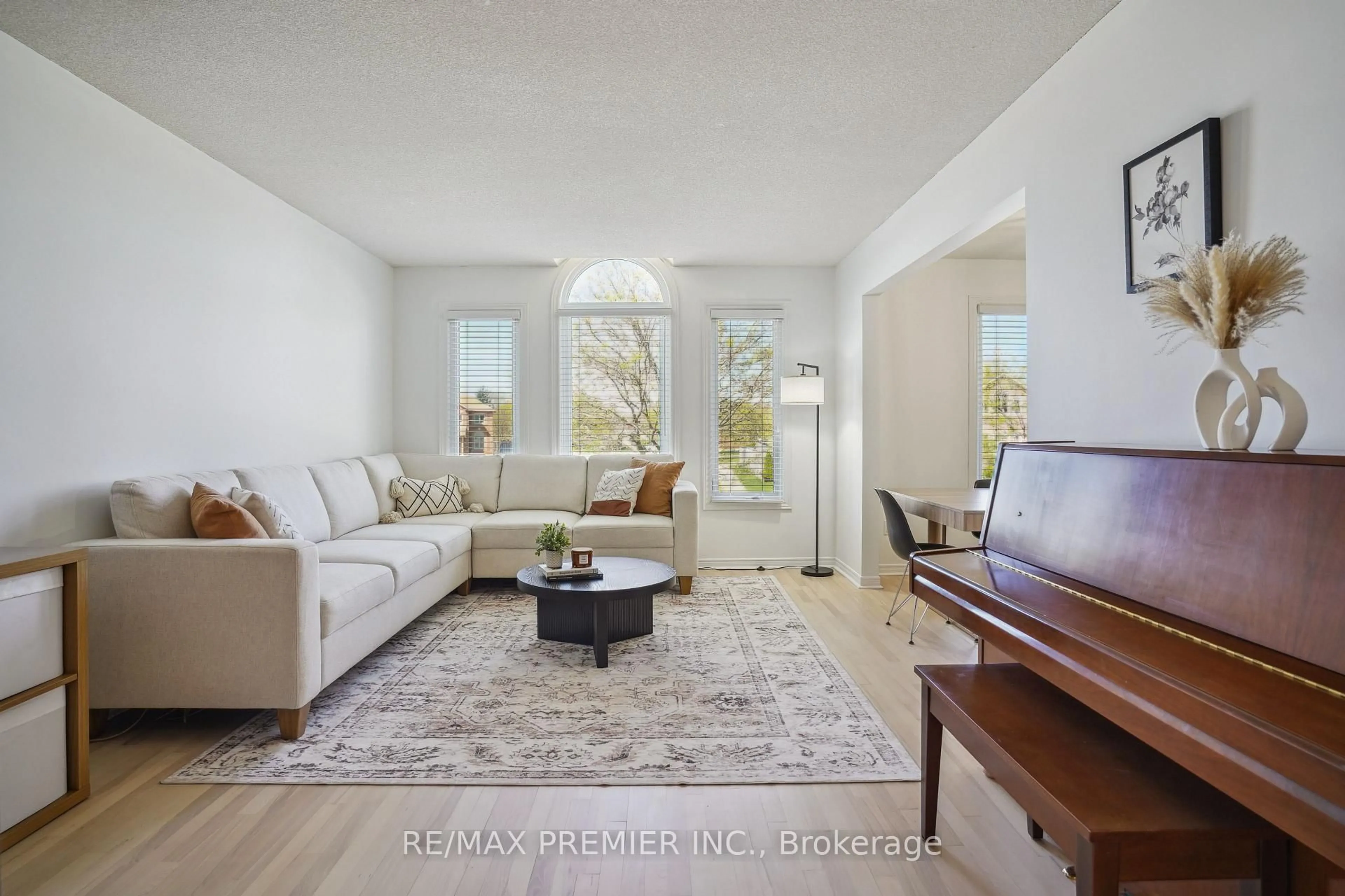 Living room with furniture, unknown for 28 Edenbridge Dr, Essa Ontario L3W 0K7