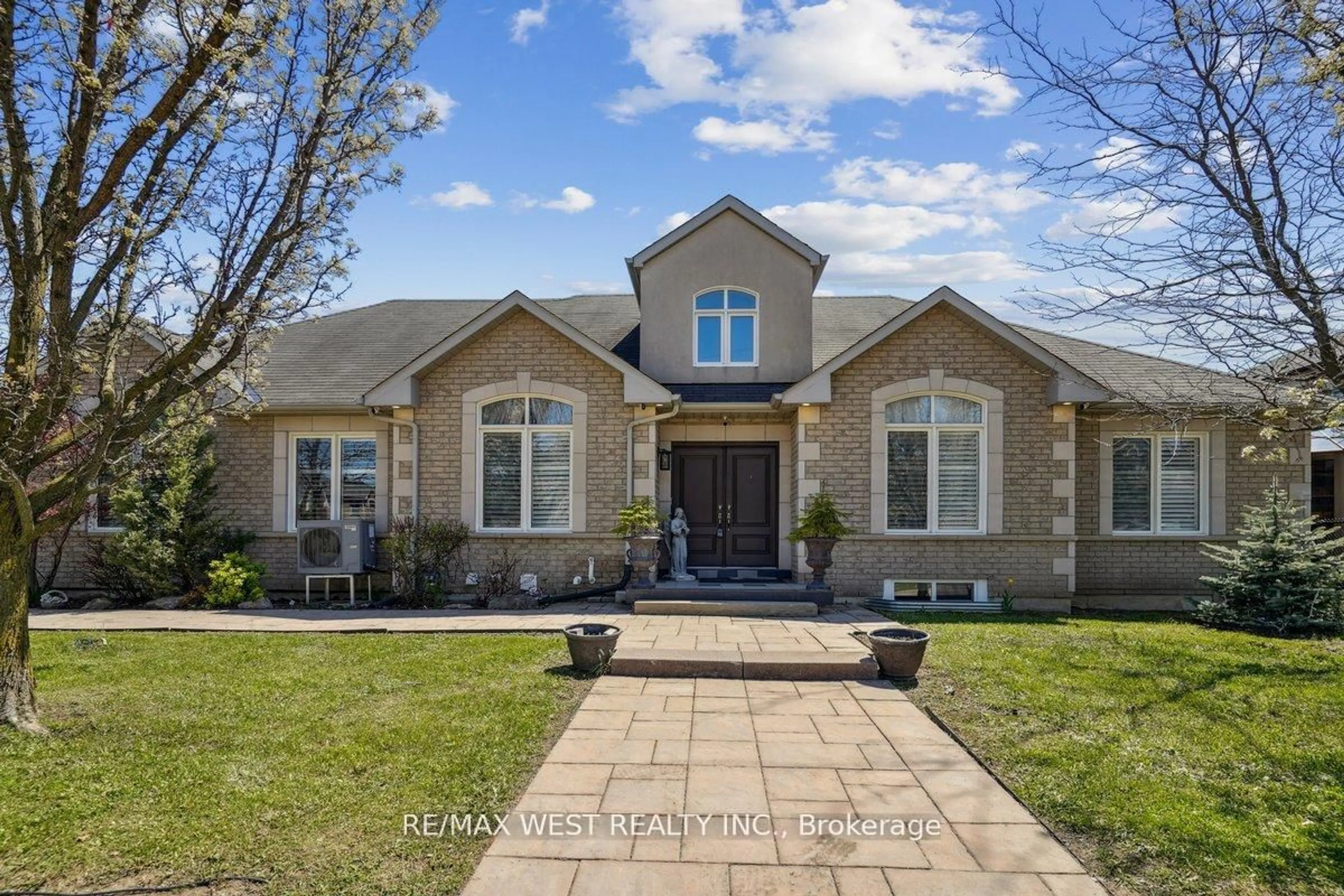 Home with brick exterior material, street for 2 Brookgreene Cres, Richmond Hill Ontario L4C 9W5