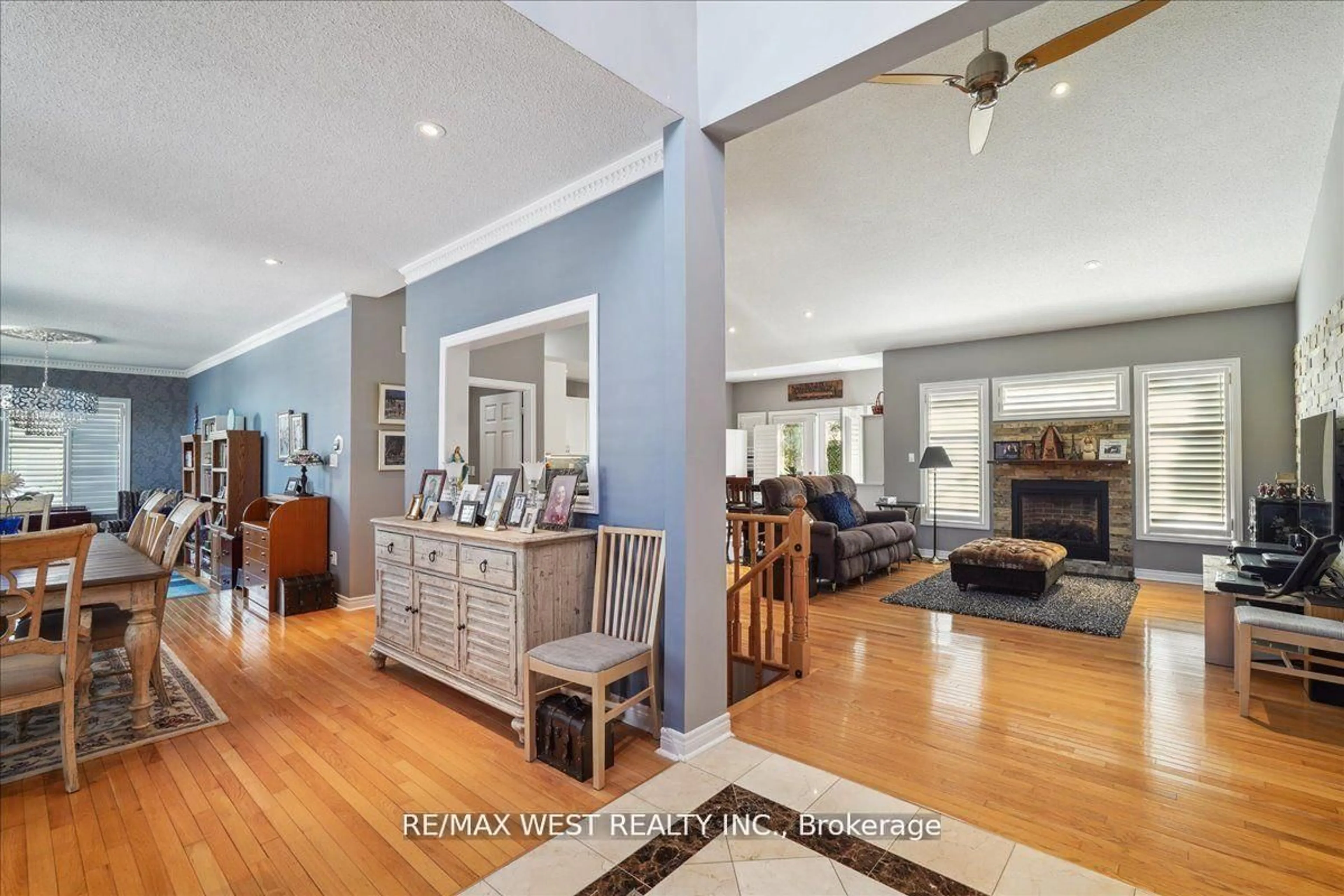 Indoor entryway for 2 Brookgreene Cres, Richmond Hill Ontario L4C 9W5