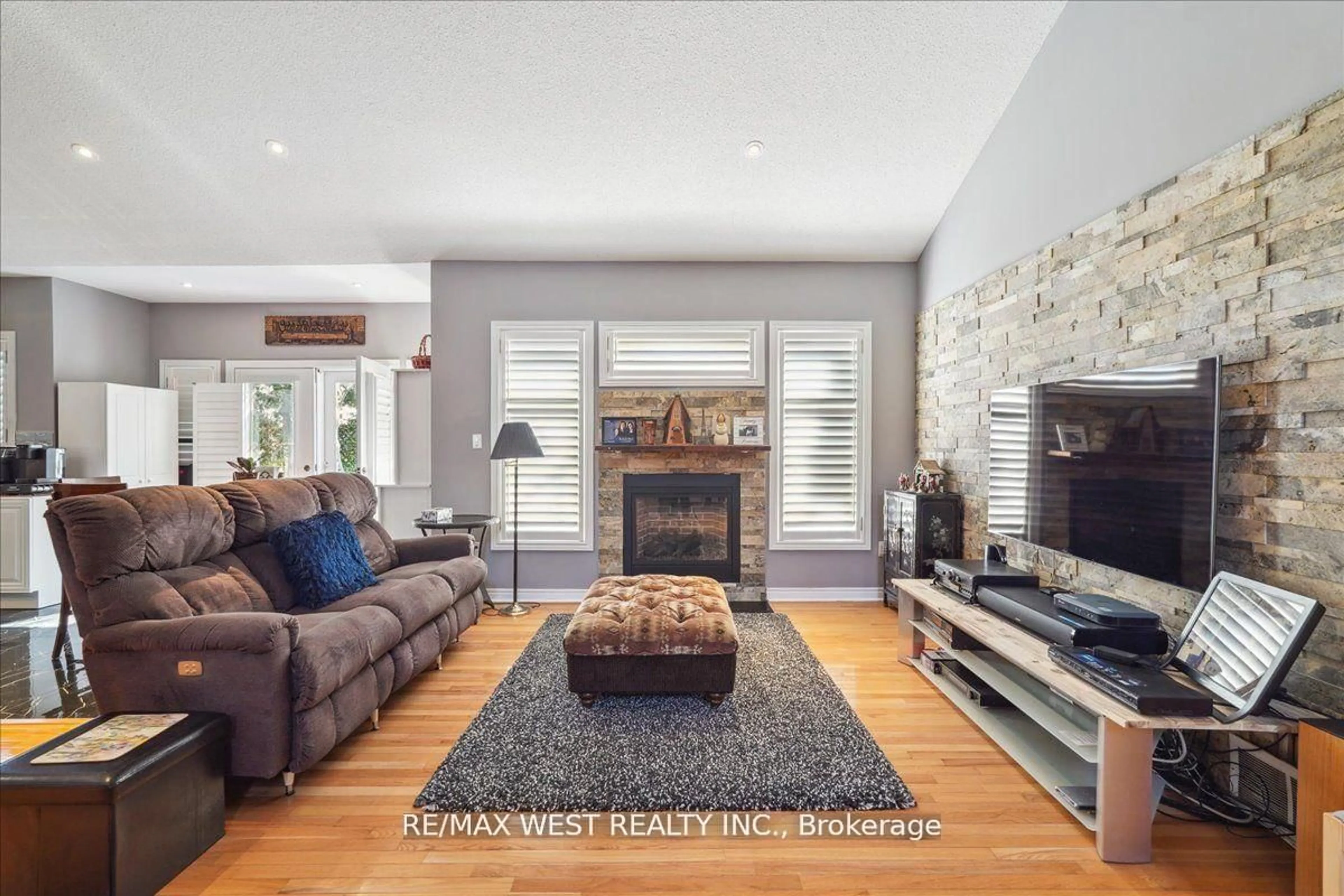 Living room with furniture, unknown for 2 Brookgreene Cres, Richmond Hill Ontario L4C 9W5
