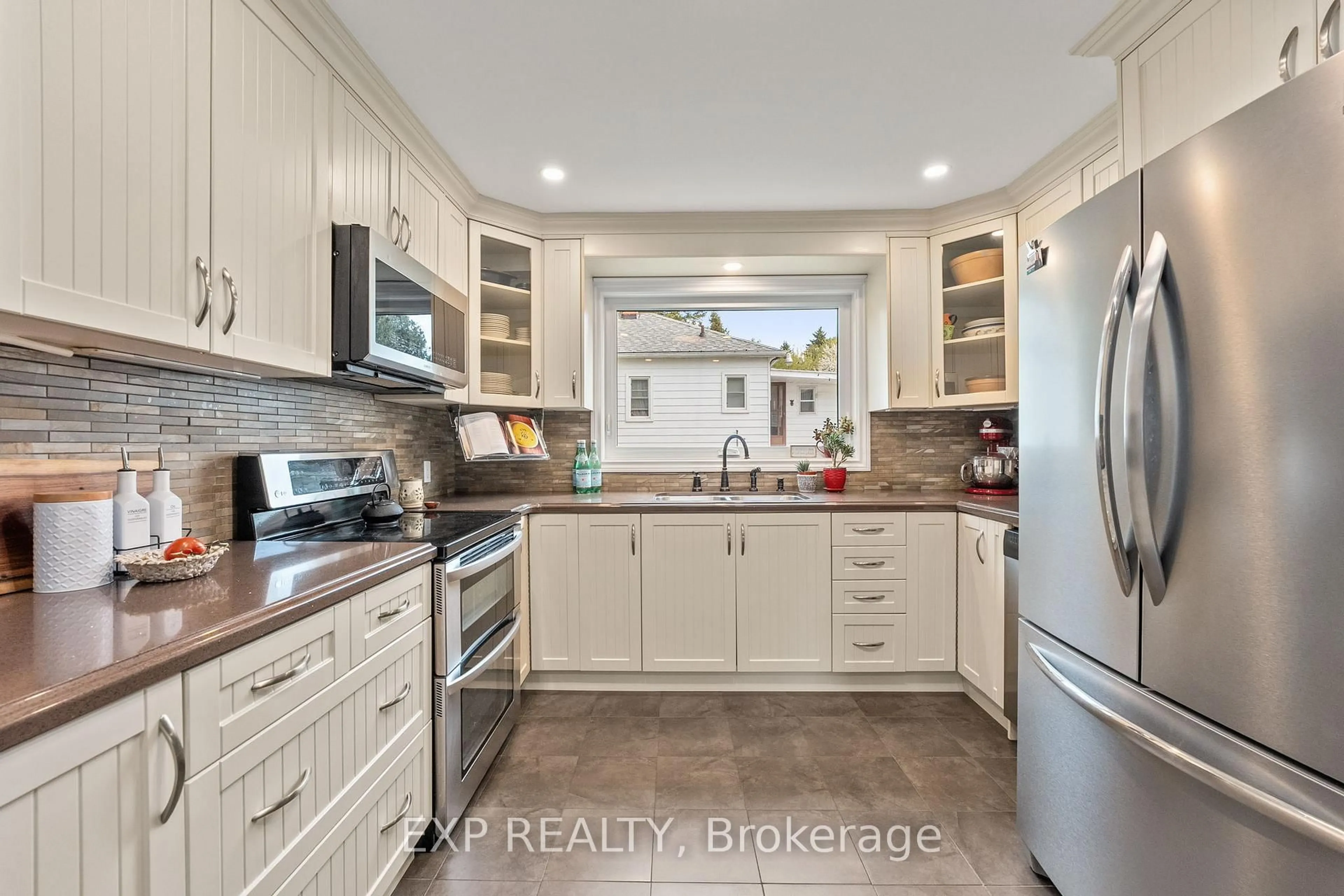 Open concept kitchen, ceramic/tile floor for 19302 Holland Landing Rd, East Gwillimbury Ontario L9N 1M8