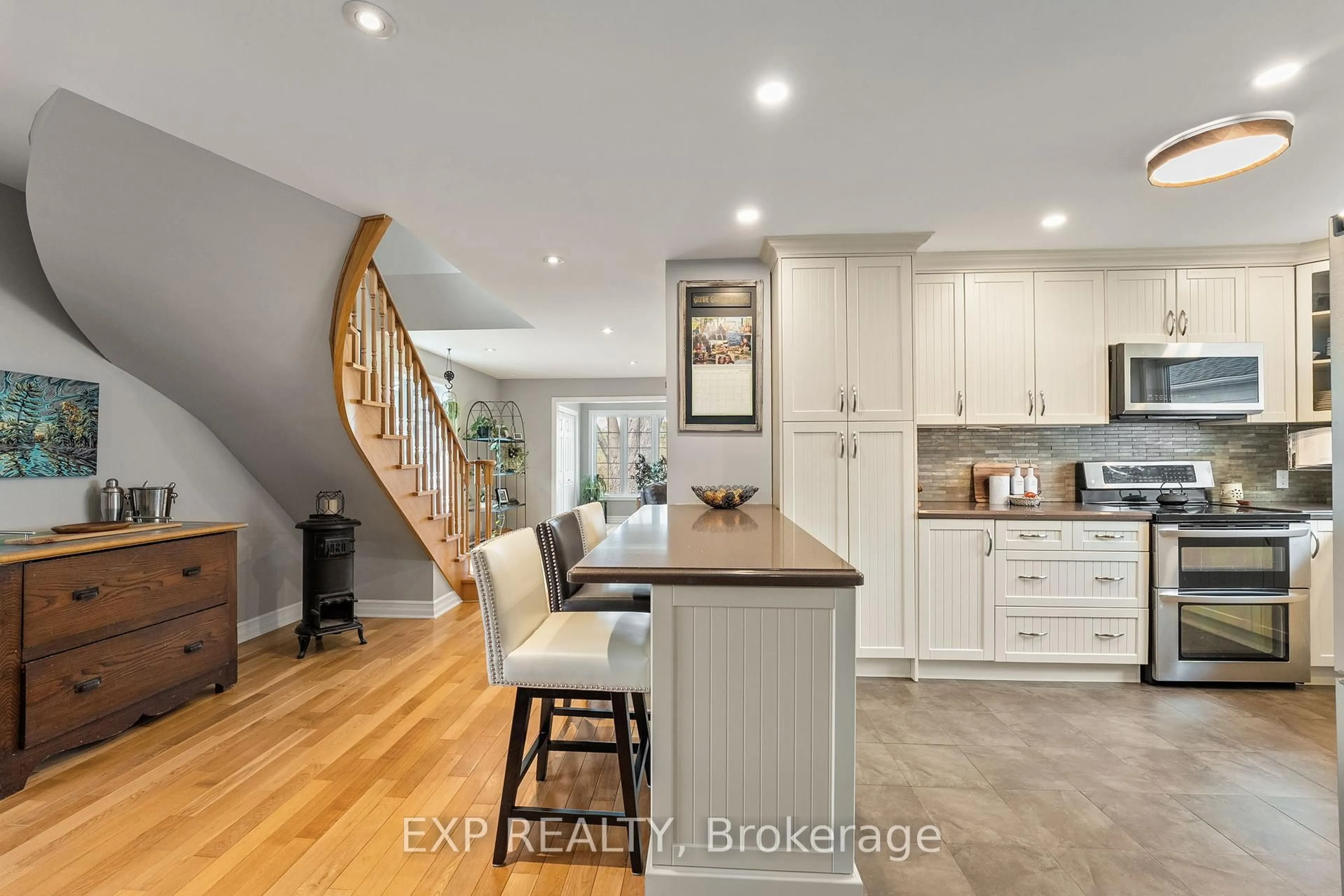 Open concept kitchen, unknown for 19302 Holland Landing Rd, East Gwillimbury Ontario L9N 1M8