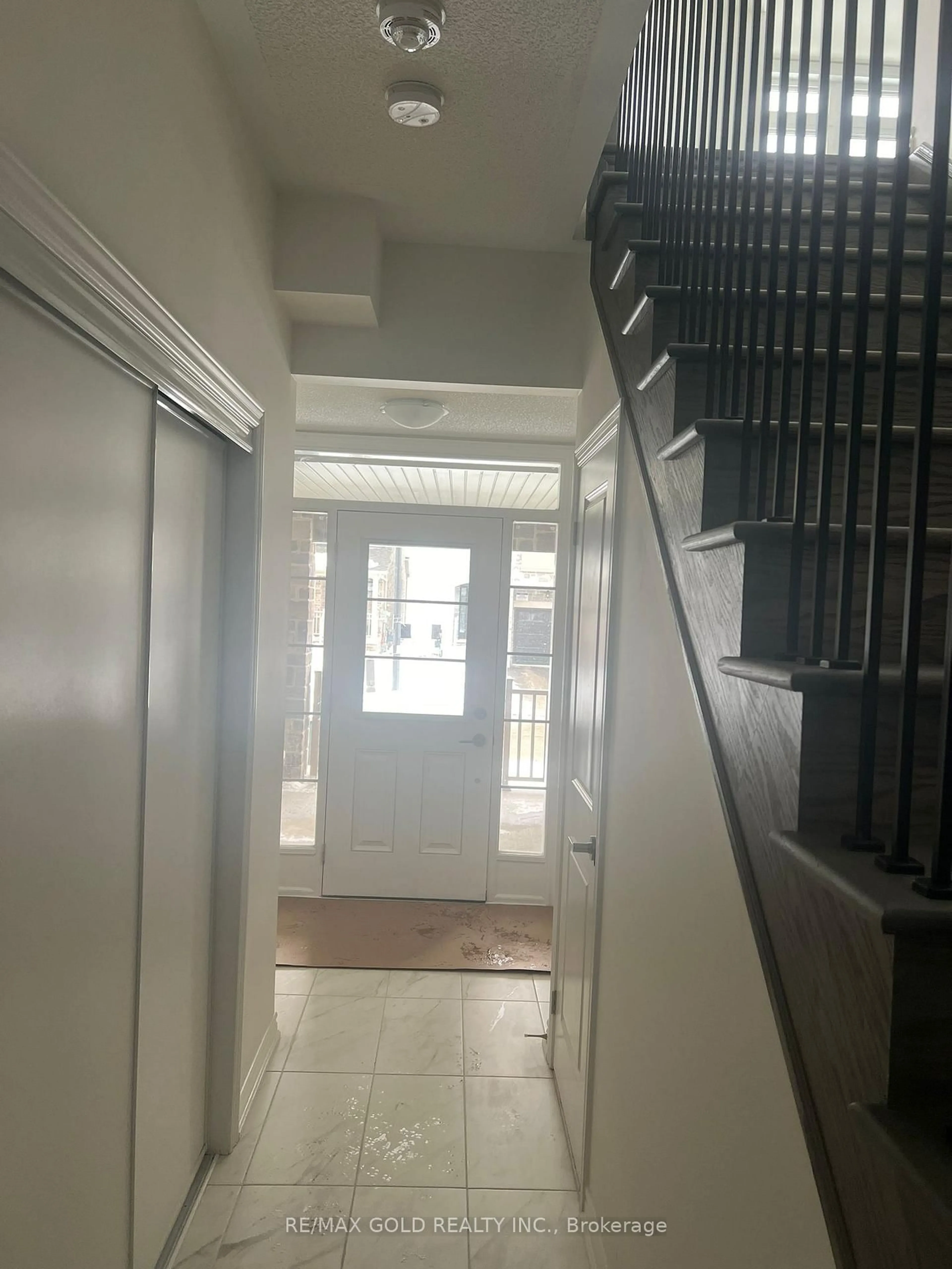 Indoor foyer for 47 Montrose Blvd, Bradford West Gwillimbury Ontario L3Z 4P1