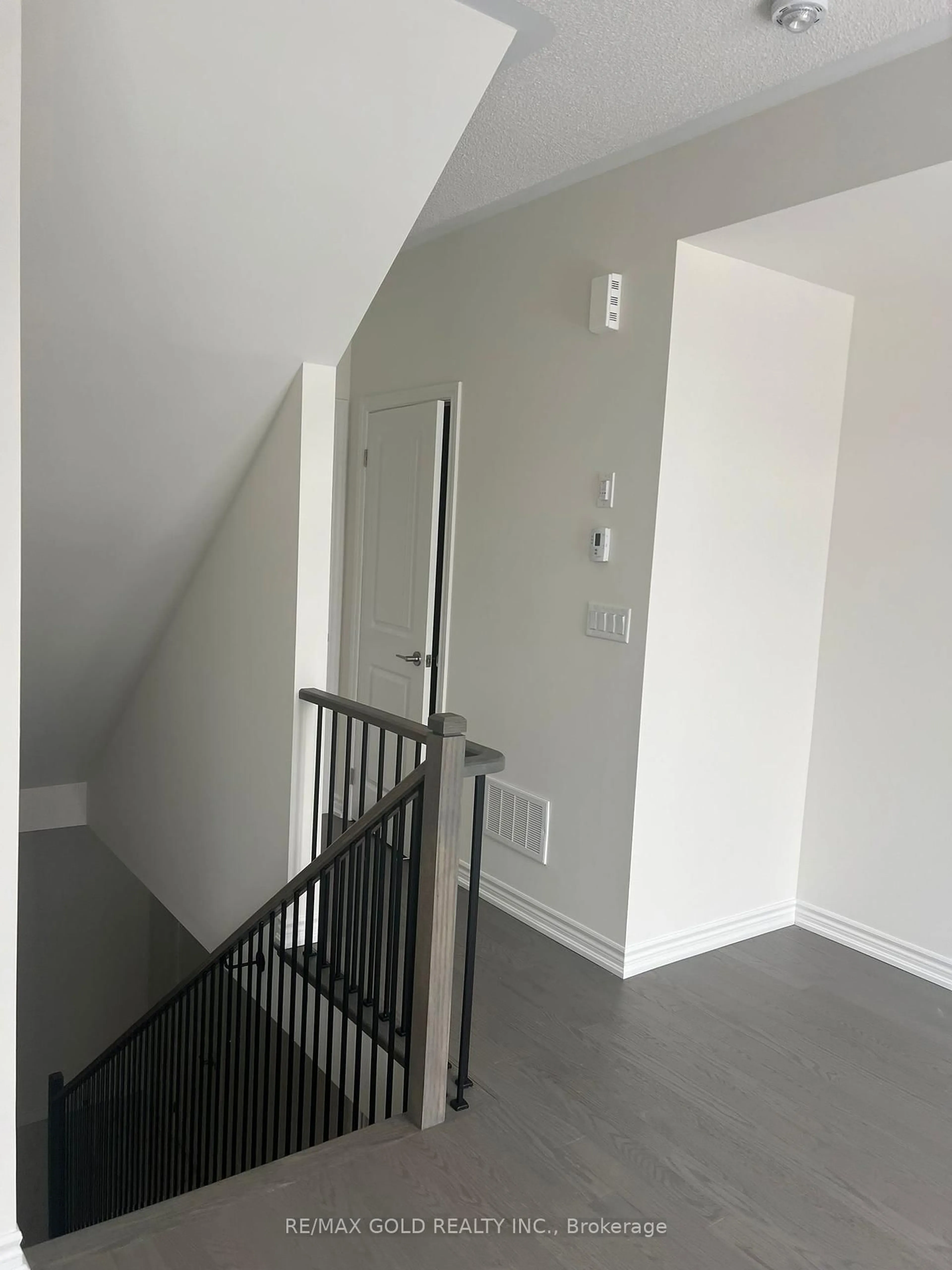 Stairs for 47 Montrose Blvd, Bradford West Gwillimbury Ontario L3Z 4P1