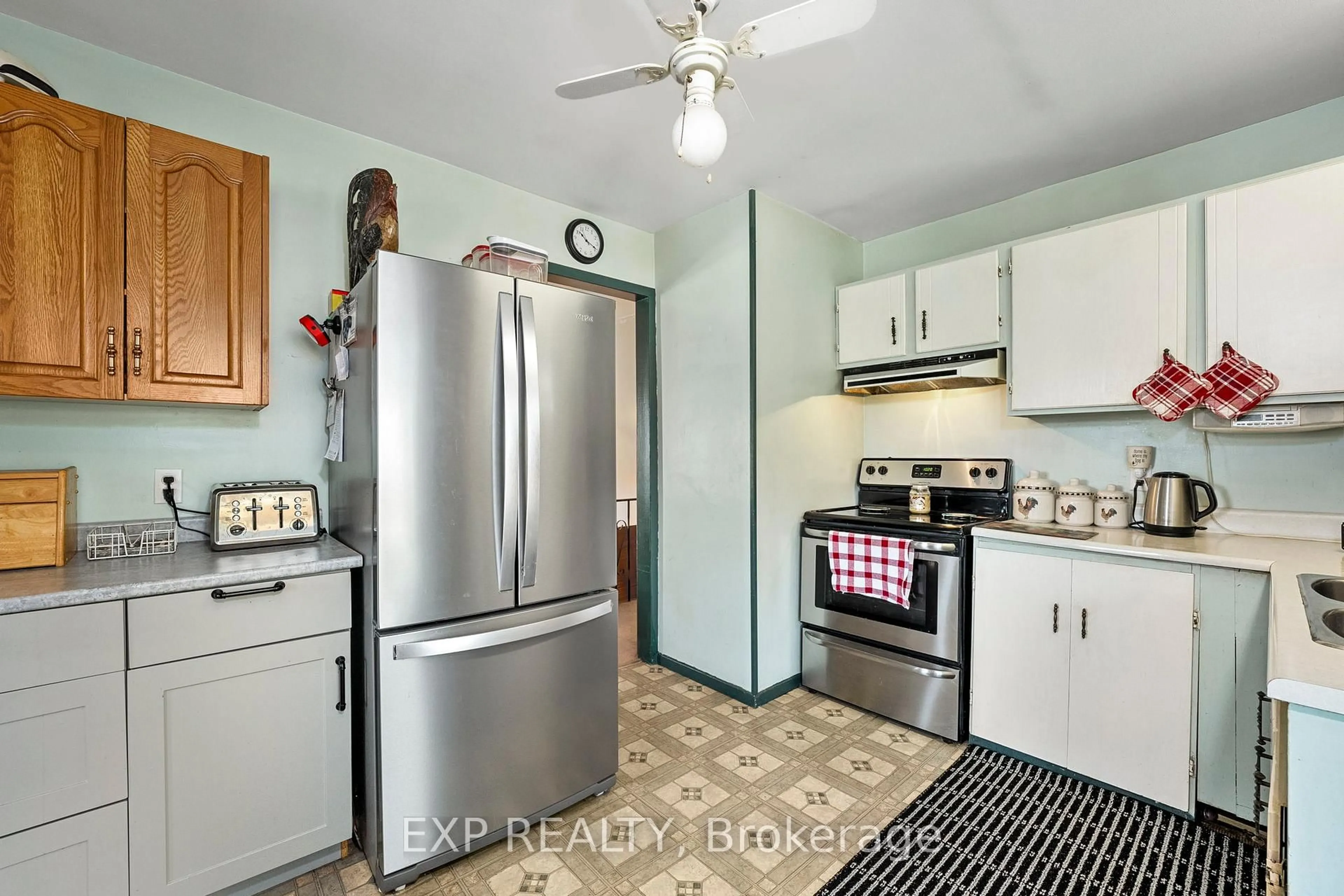 Standard kitchen, ceramic/tile floor for 354 Lakeland Cres, Brock Ontario L0K 1A0