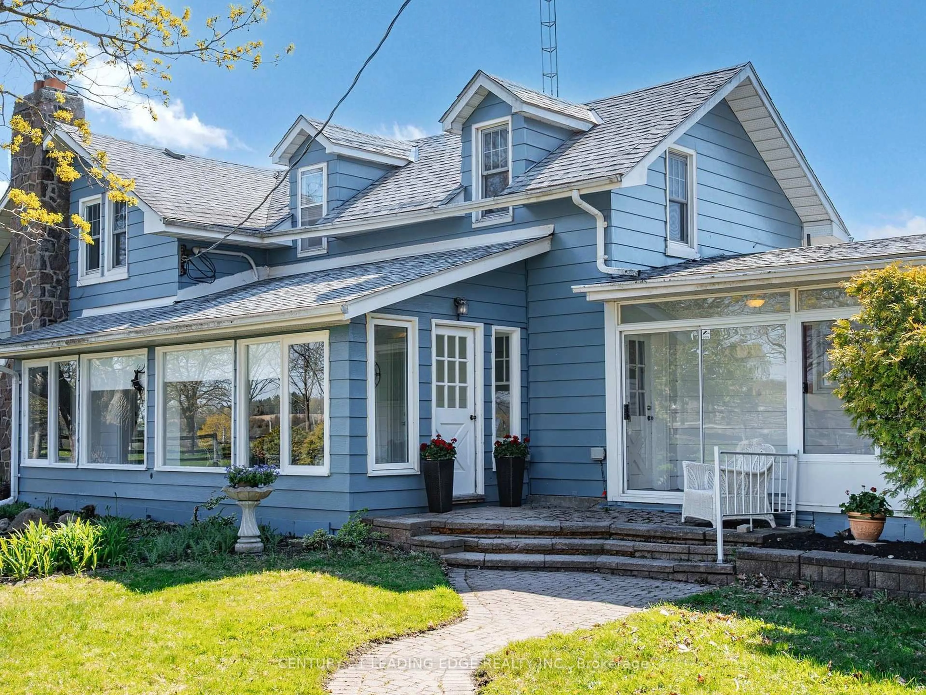 Home with vinyl exterior material, street for 362 Victoria Rd, Georgina Ontario L0E 1N0