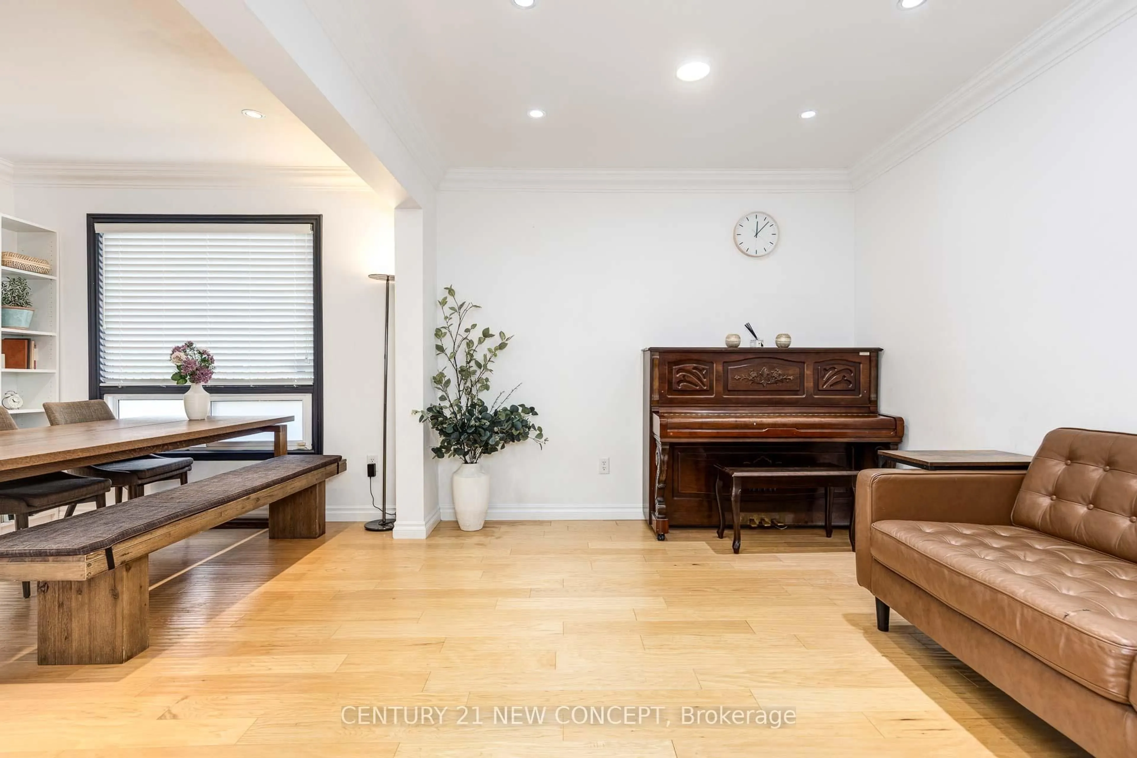 Living room with furniture, wood/laminate floor for 88 Bradbeer Cres, Vaughan Ontario L4J 5N1