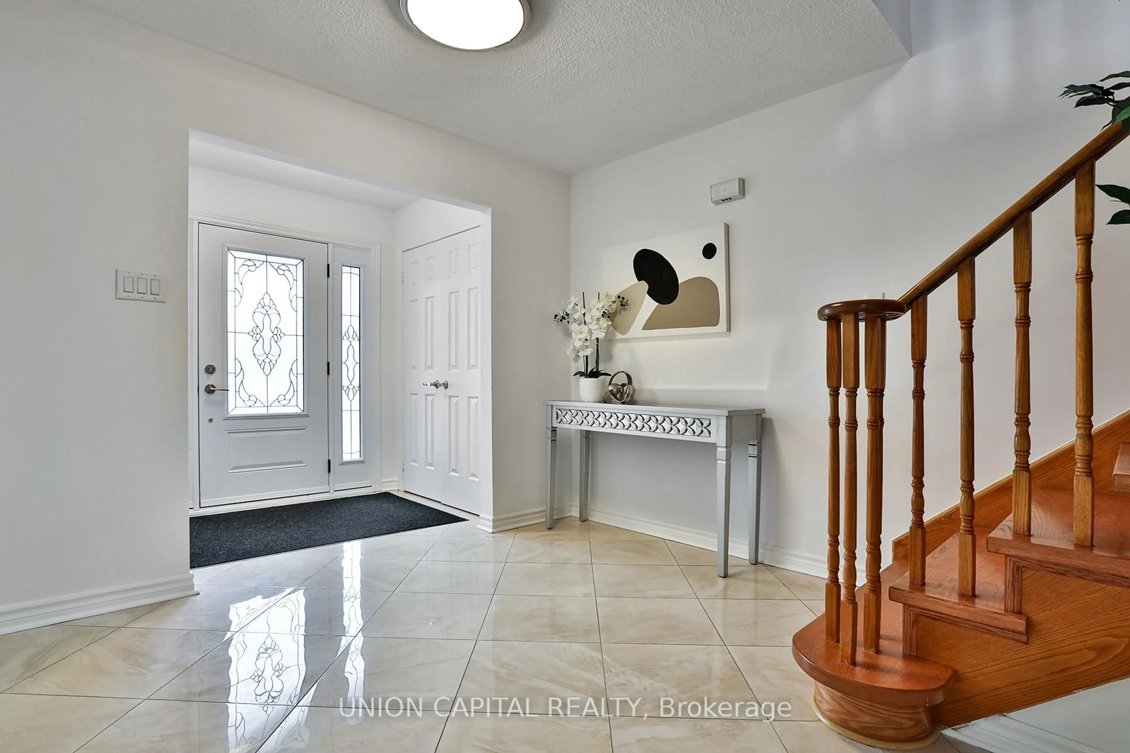 Indoor entryway for 29 Ashfield Dr, Richmond Hill Ontario L4E 2L6