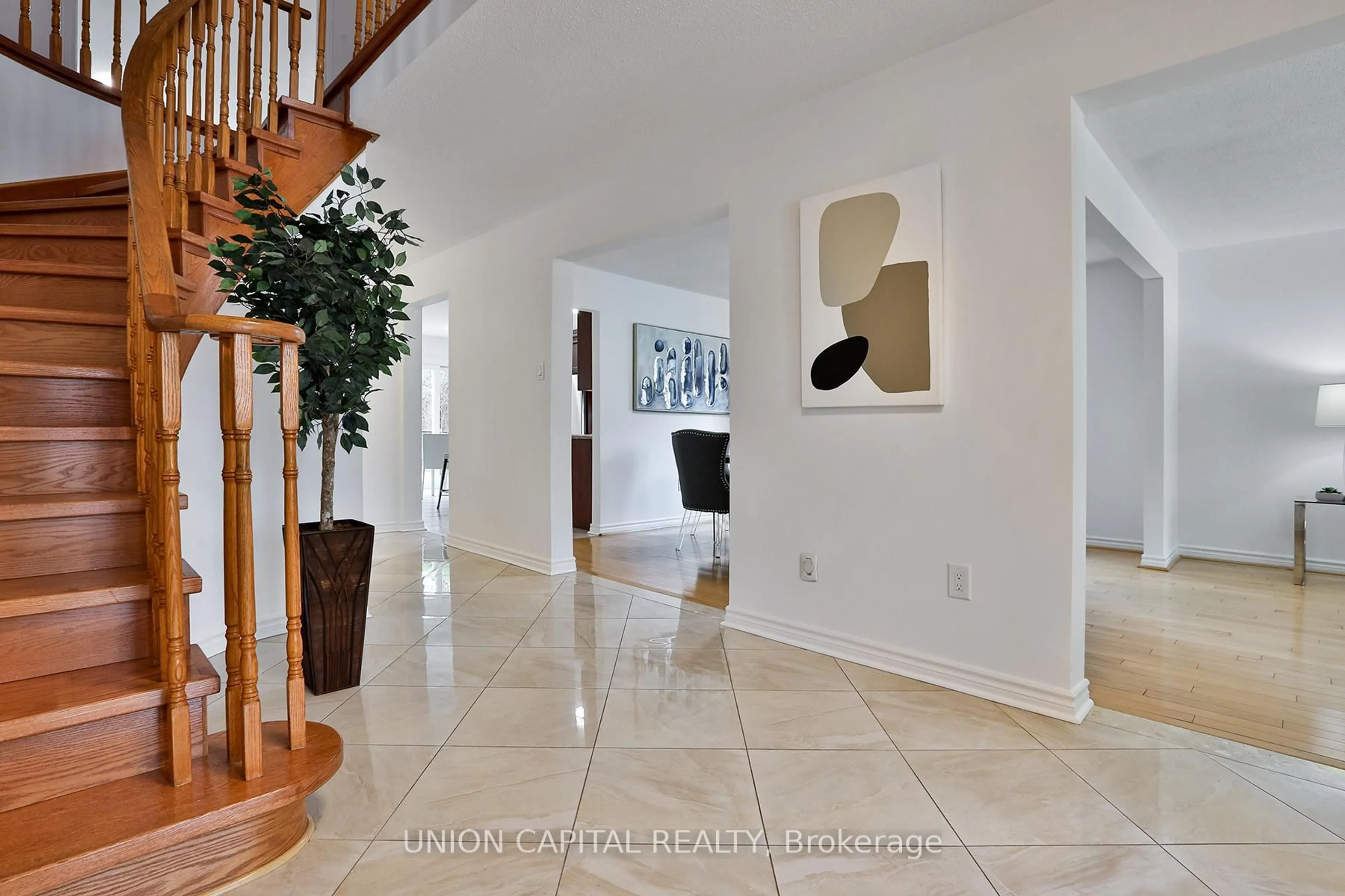 Indoor entryway for 29 Ashfield Dr, Richmond Hill Ontario L4E 2L6