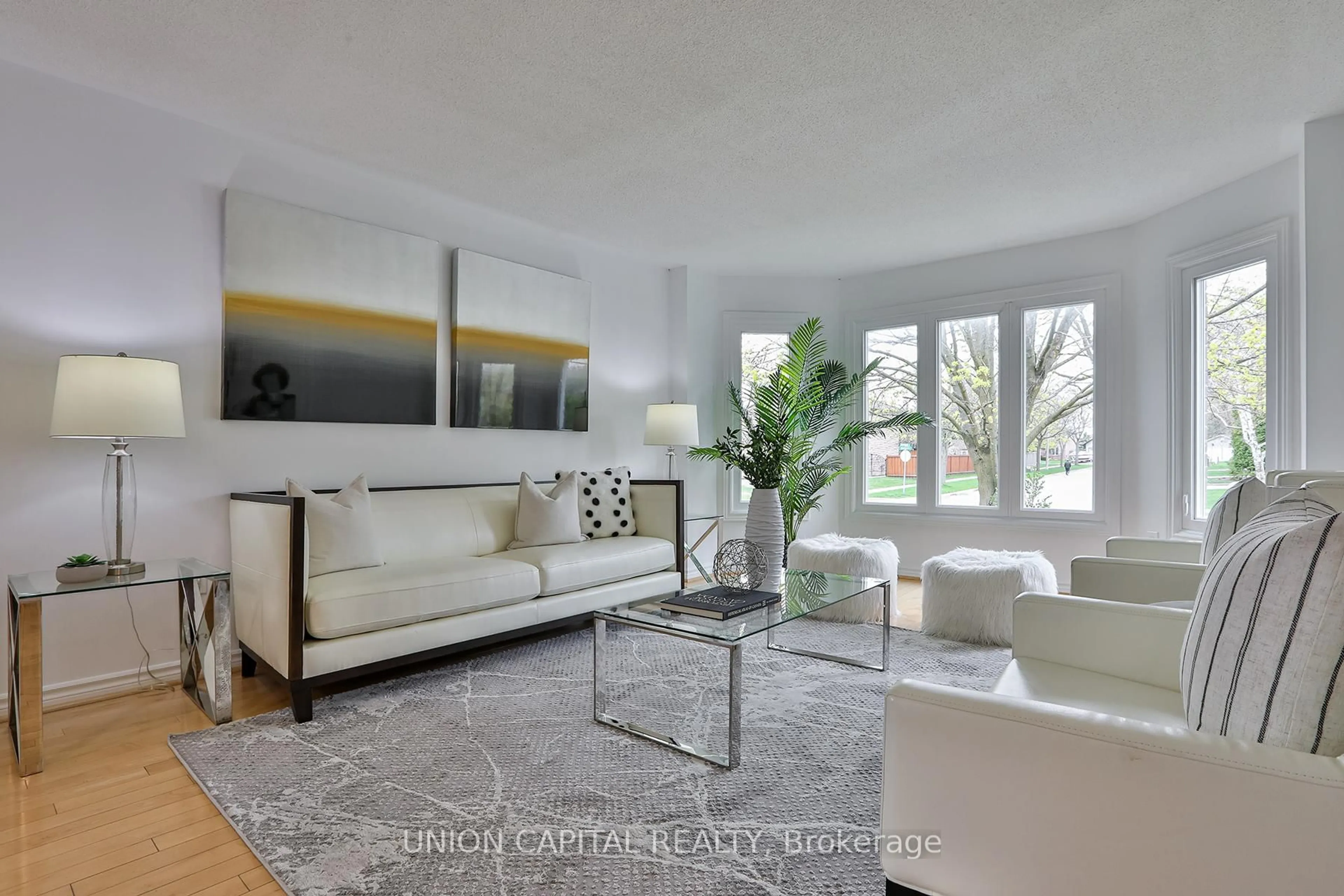 Living room with furniture, unknown for 29 Ashfield Dr, Richmond Hill Ontario L4E 2L6