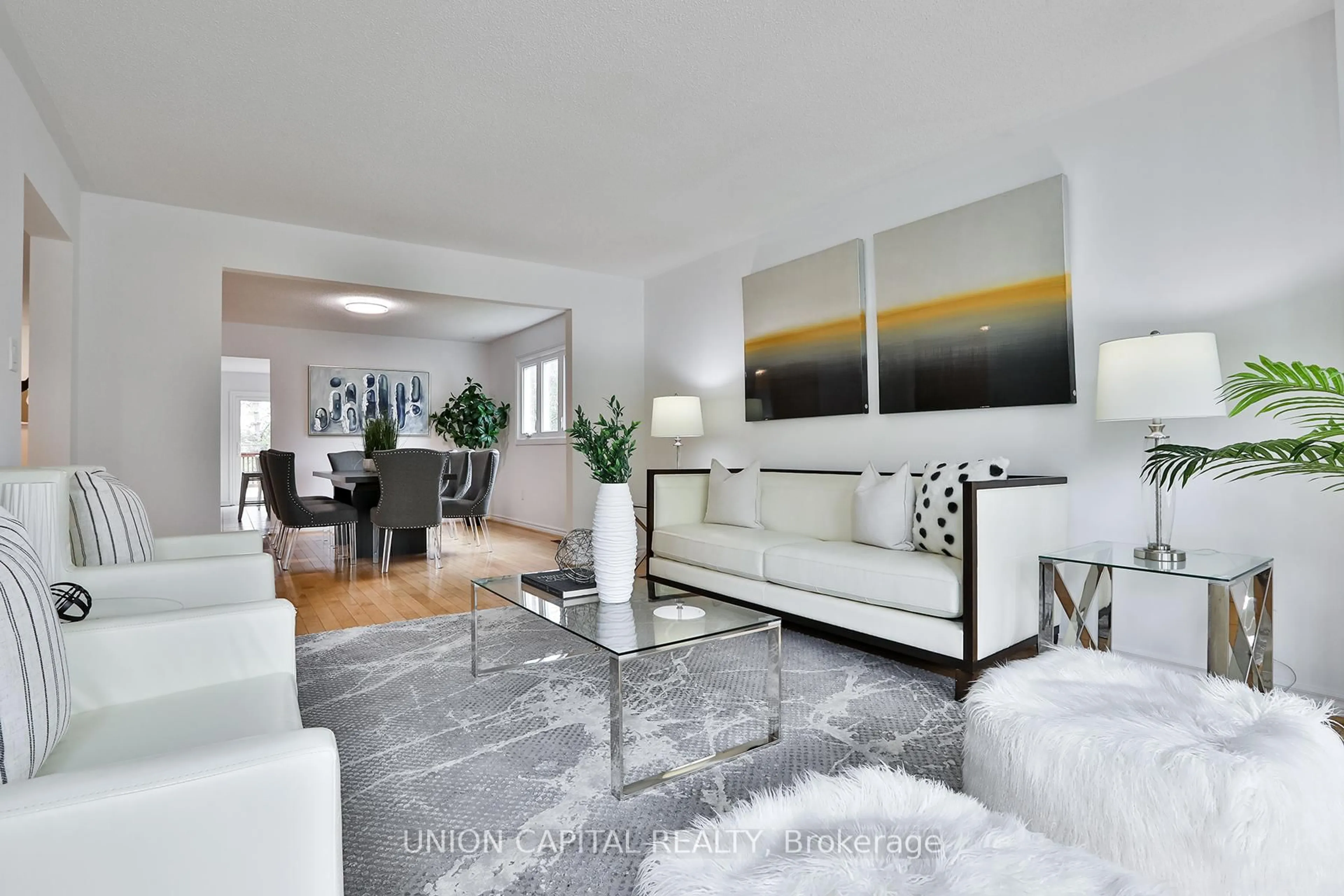 Living room with furniture, unknown for 29 Ashfield Dr, Richmond Hill Ontario L4E 2L6