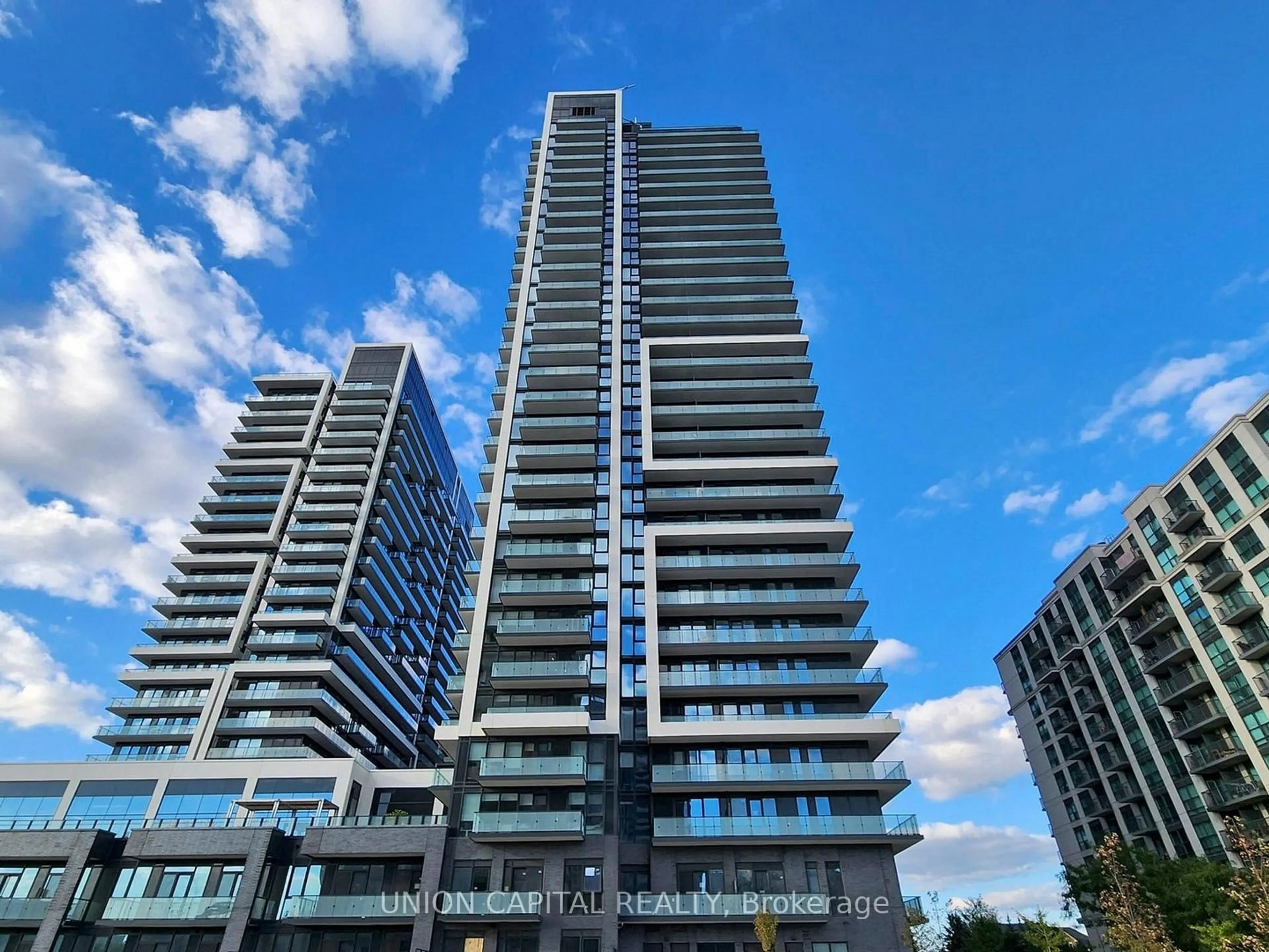 A pic from outside/outdoor area/front of a property/back of a property/a pic from drone, unknown for 105 Oneida Cres #405, Richmond Hill Ontario L4B 0H6