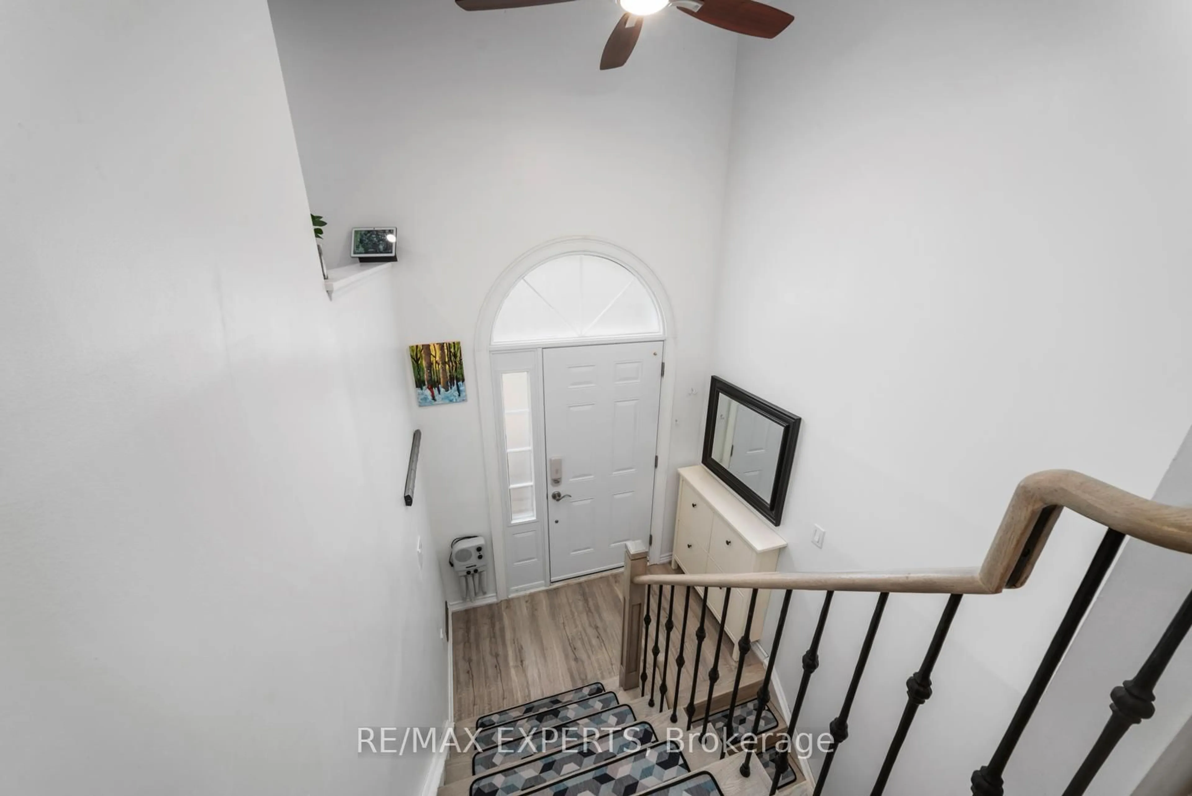 Indoor entryway for 43 Harmony Circ, Bradford West Gwillimbury Ontario L3Z 2T9