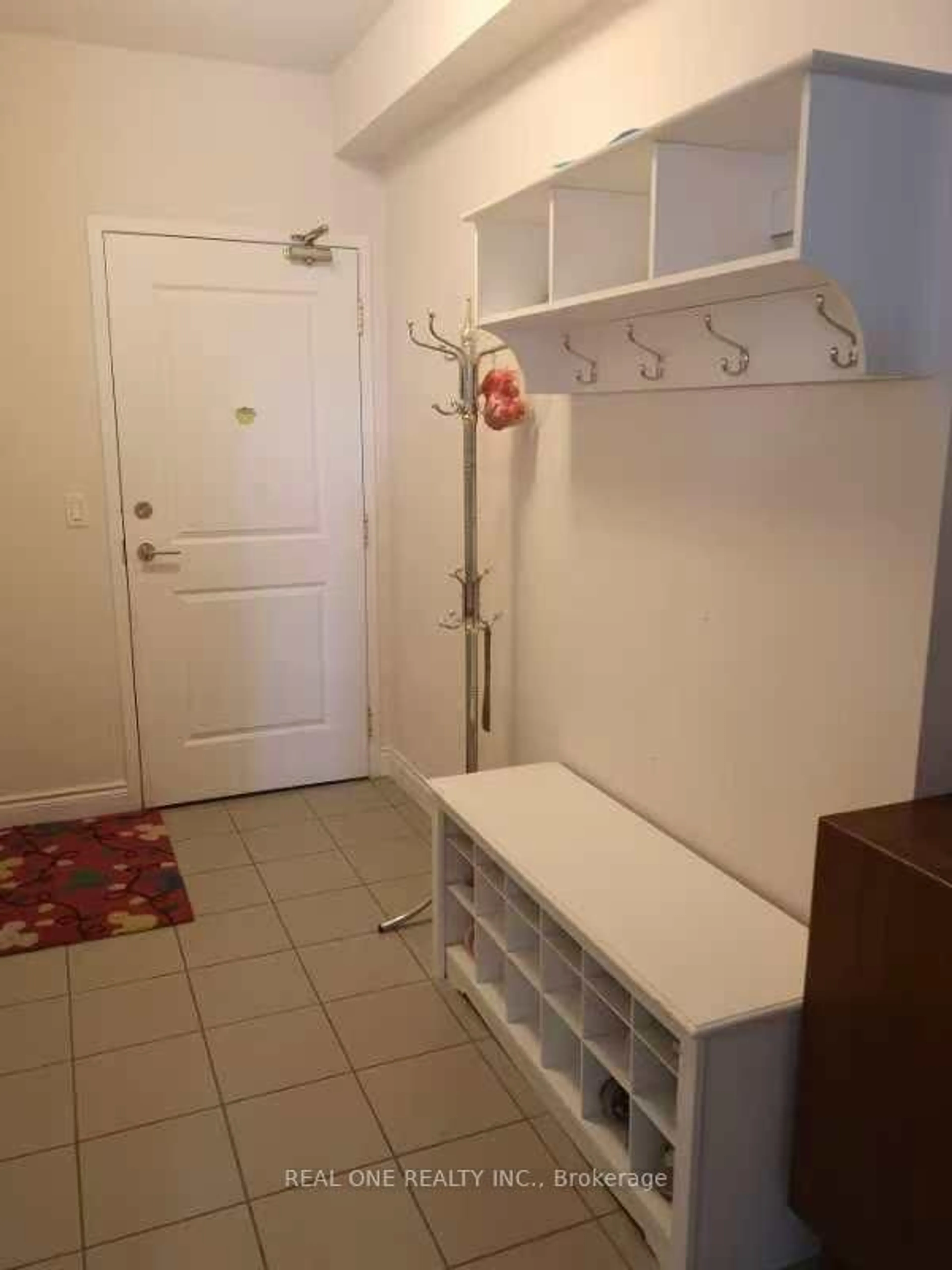 Indoor entryway for 11211 Yonge St #1105, Richmond Hill Ontario L4S 0E9