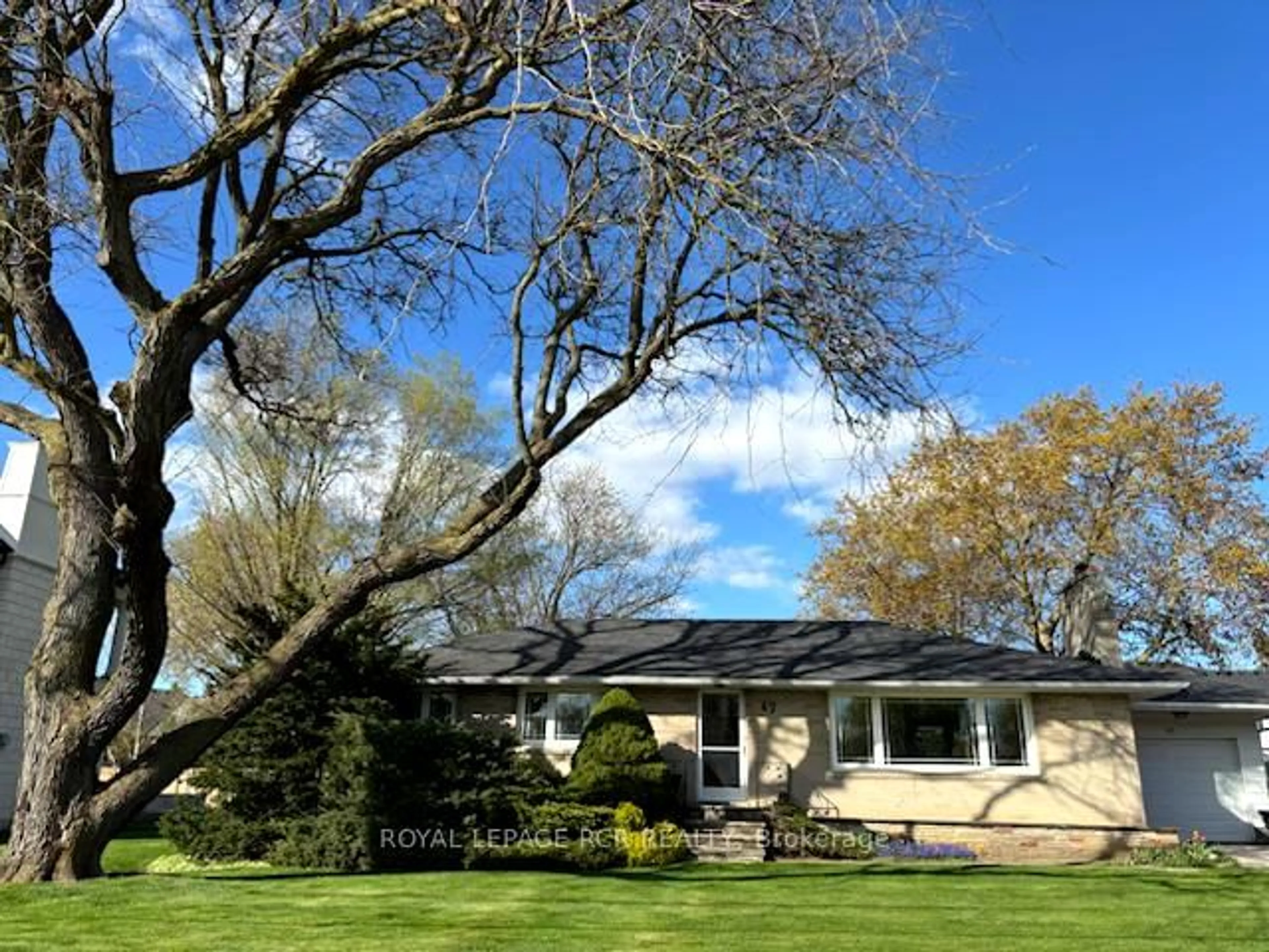 Home with vinyl exterior material, street for 47 Elizabeth Dr, King Ontario L0G 1N0