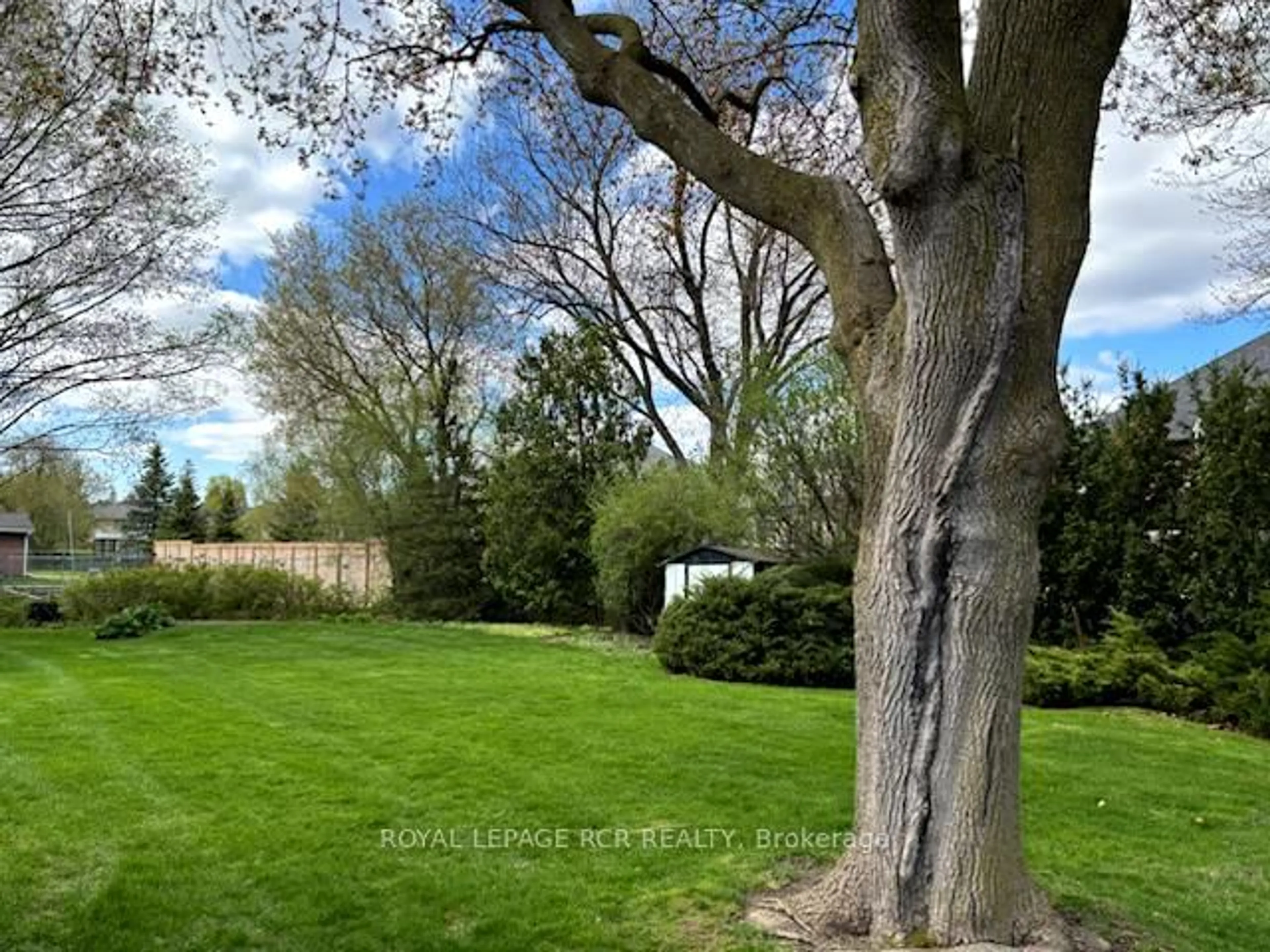 A pic from outside/outdoor area/front of a property/back of a property/a pic from drone, forest/trees view for 47 Elizabeth Dr, King Ontario L0G 1N0