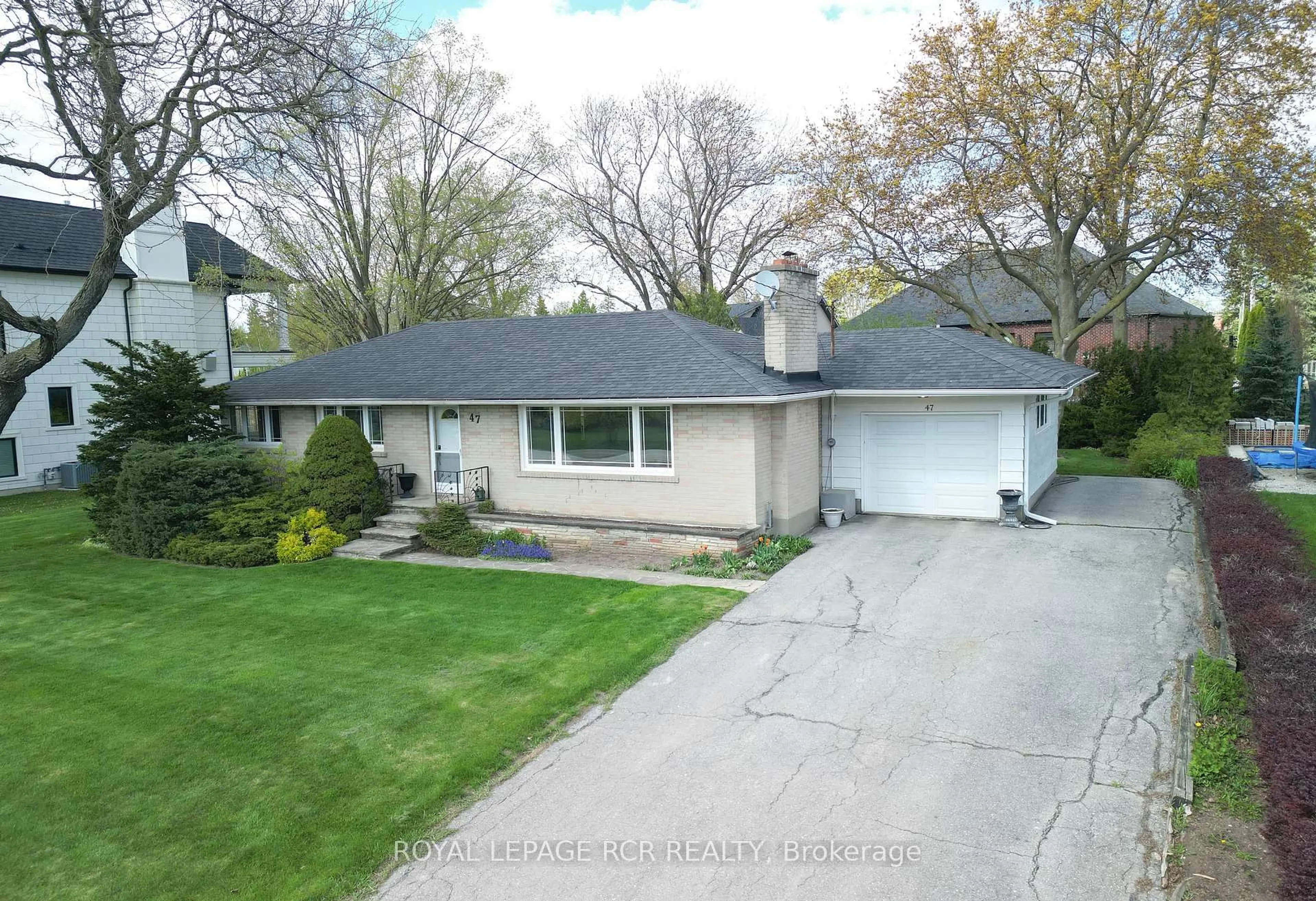 A pic from outside/outdoor area/front of a property/back of a property/a pic from drone, street for 47 Elizabeth Dr, King Ontario L0G 1N0