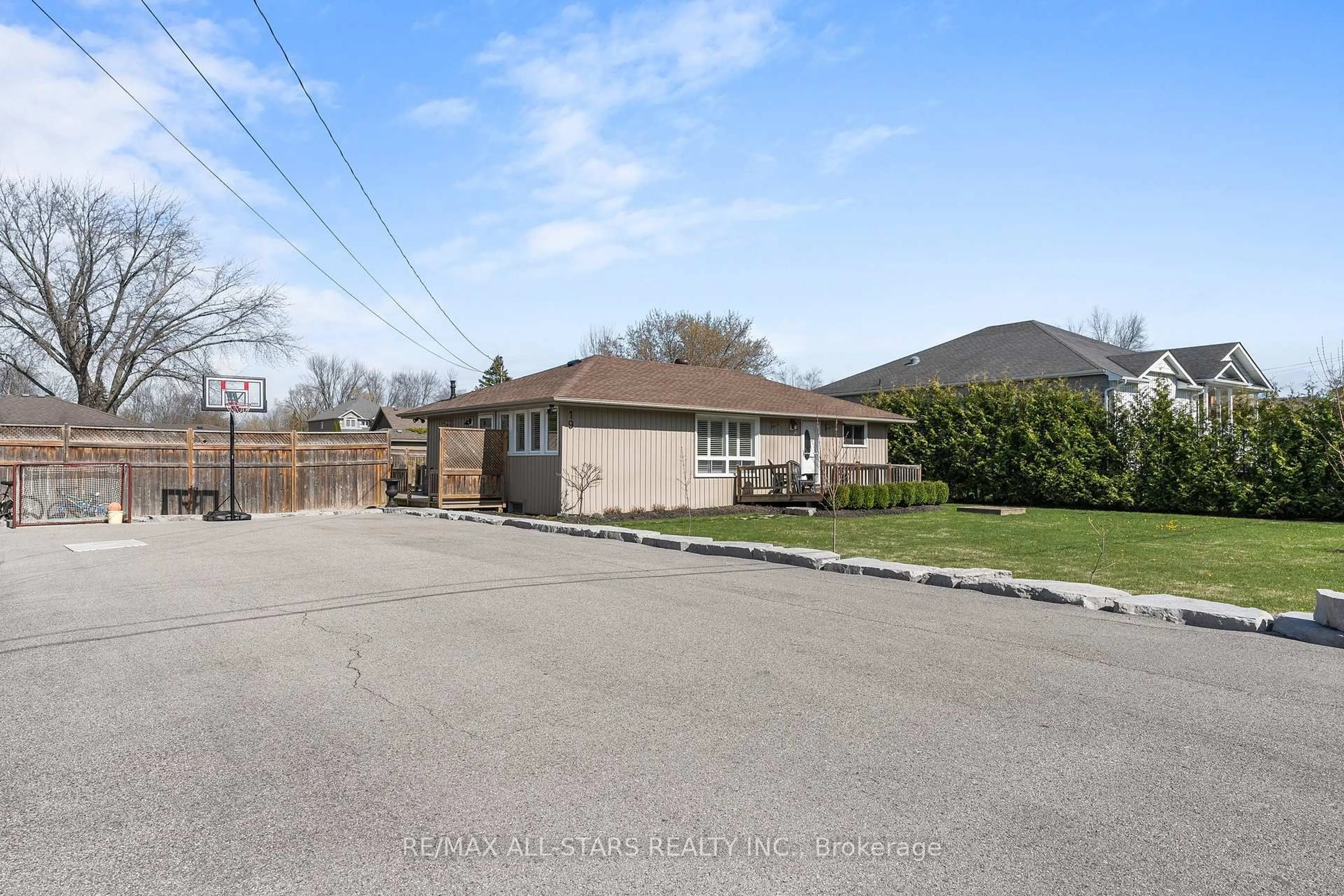 A pic from outside/outdoor area/front of a property/back of a property/a pic from drone, street for 19 Joel Ave, Georgina Ontario L0E 1S0