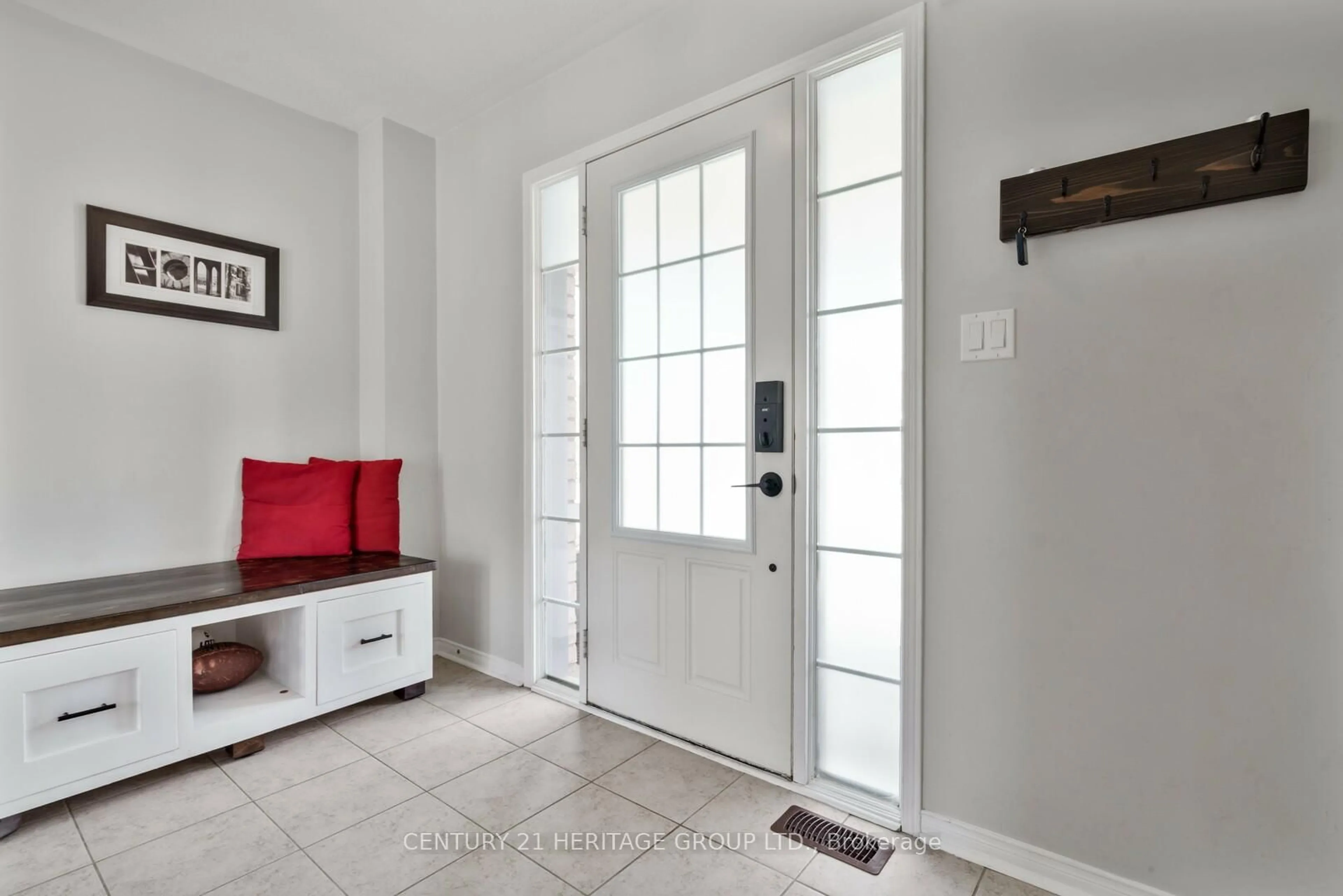 Indoor entryway for 107 Rutherford Rd, Bradford West Gwillimbury Ontario L3Z 0P6