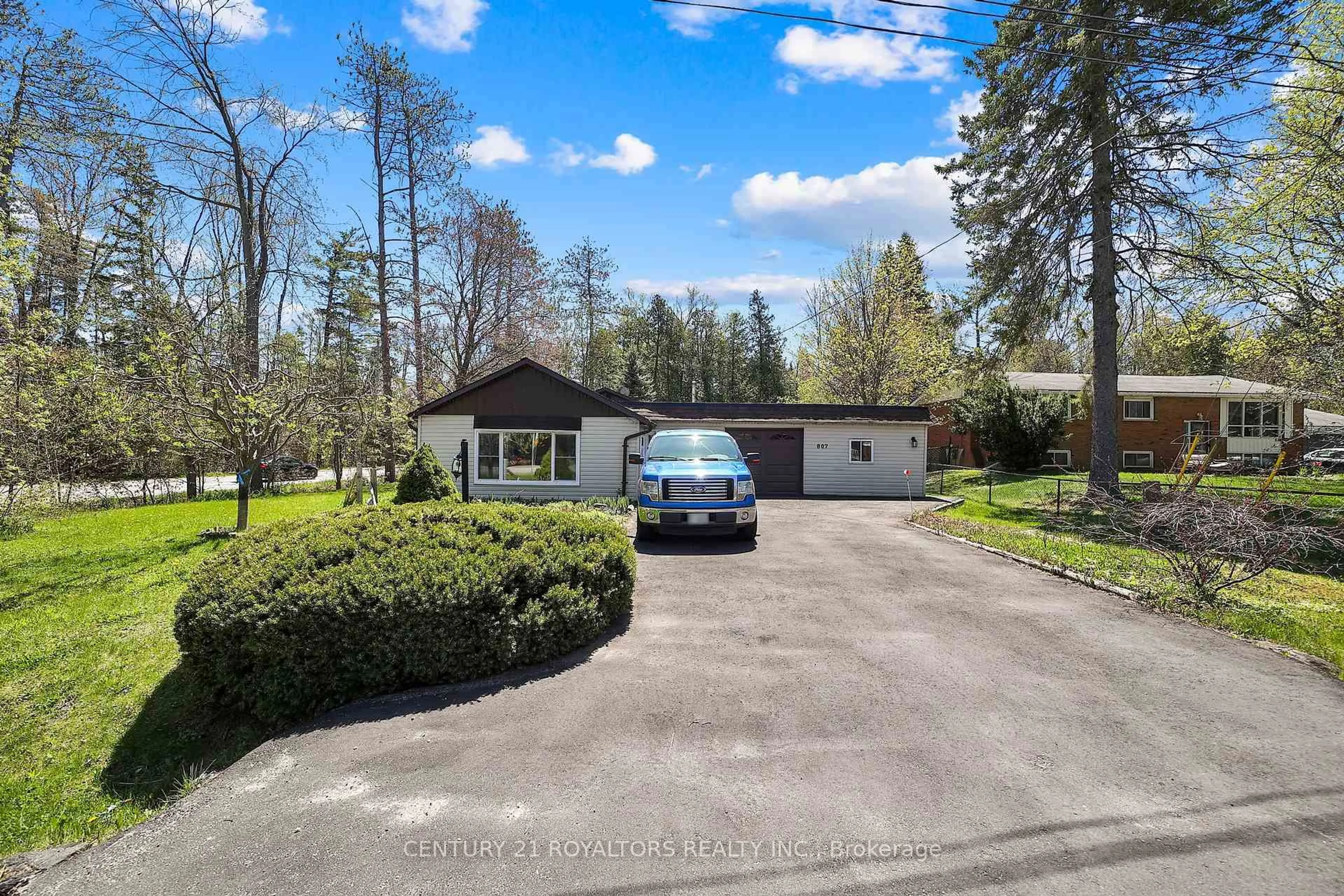 A pic from outside/outdoor area/front of a property/back of a property/a pic from drone, street for 807 Joseph St, Innisfil Ontario L9S 2G2
