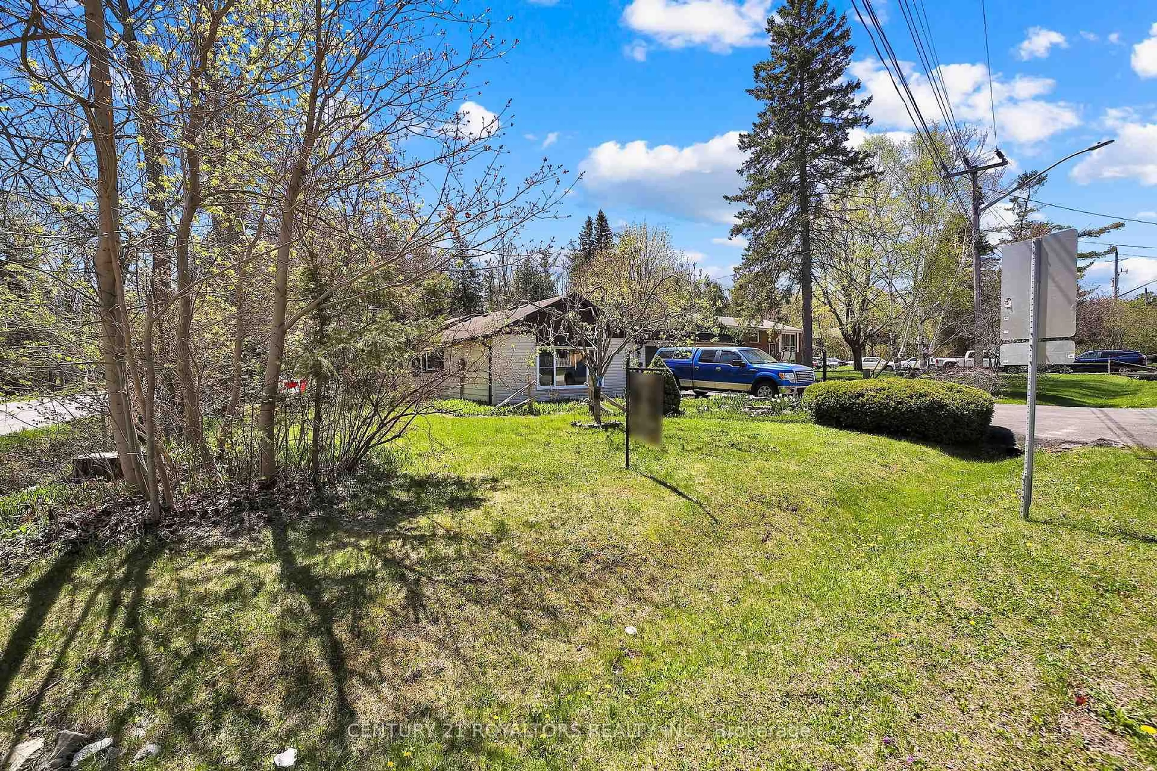 A pic from outside/outdoor area/front of a property/back of a property/a pic from drone, unknown for 807 Joseph St, Innisfil Ontario L9S 2G2