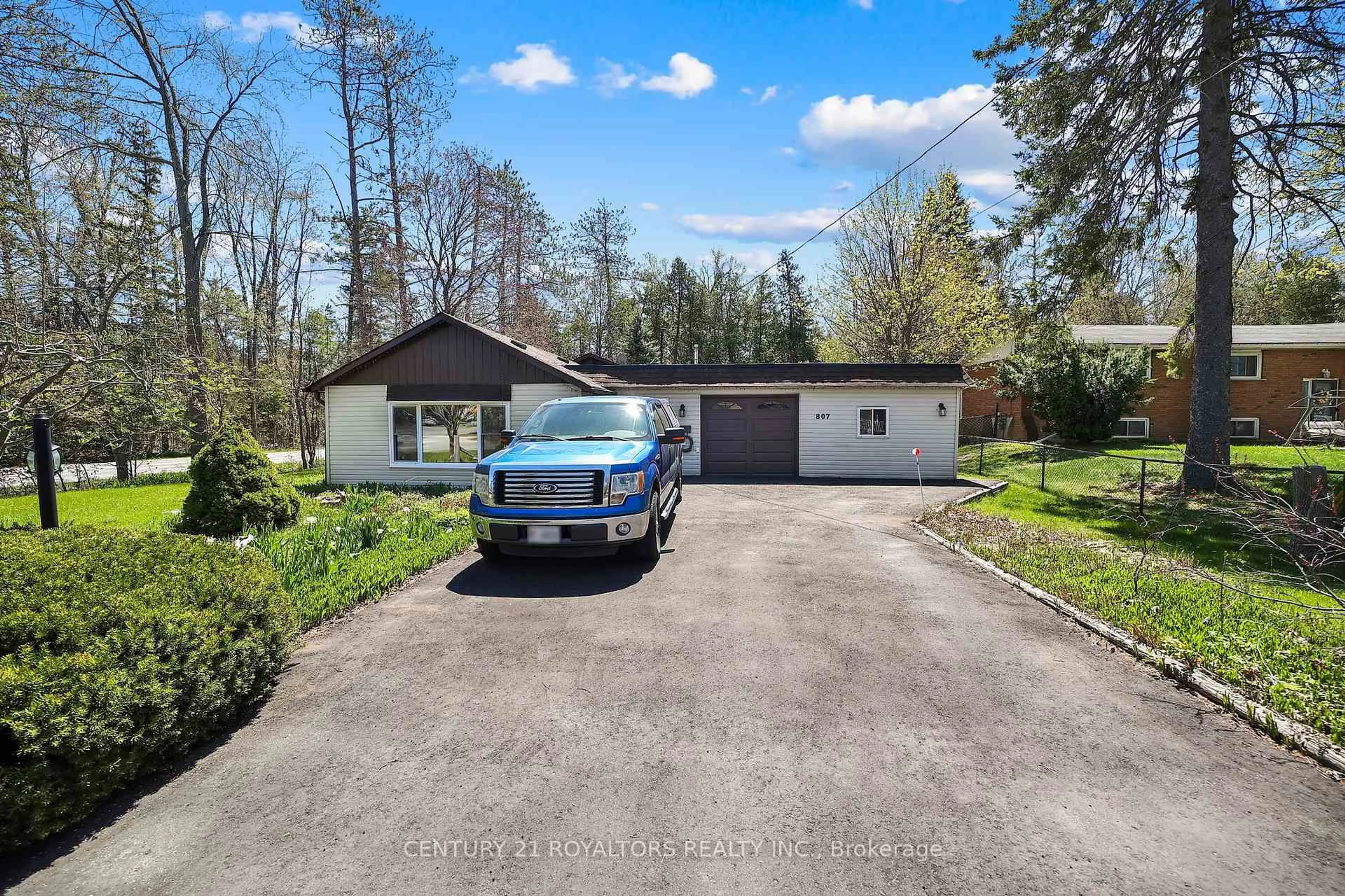 A pic from outside/outdoor area/front of a property/back of a property/a pic from drone, street for 807 Joseph St, Innisfil Ontario L9S 2G2