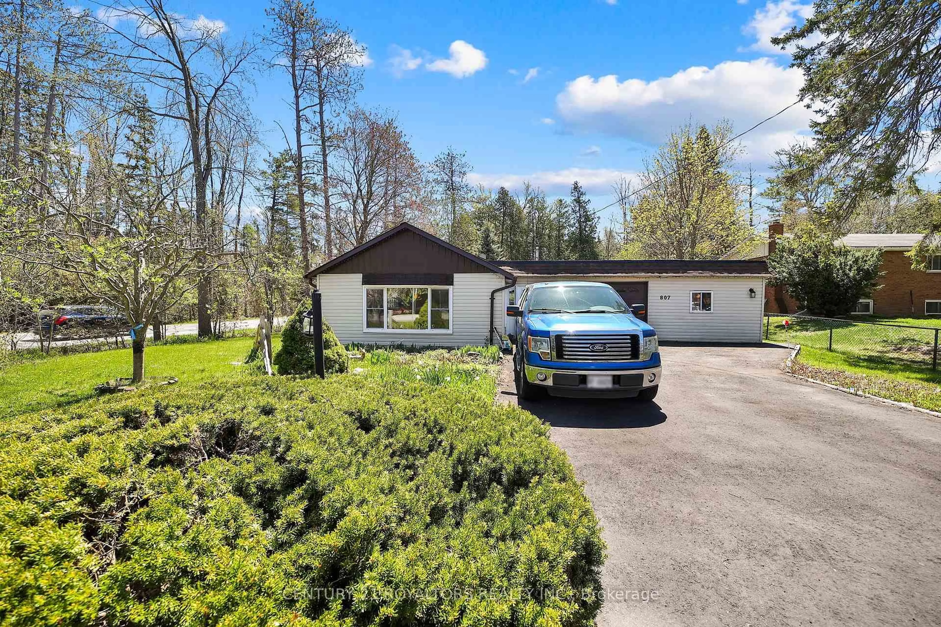 A pic from outside/outdoor area/front of a property/back of a property/a pic from drone, street for 807 Joseph St, Innisfil Ontario L9S 2G2