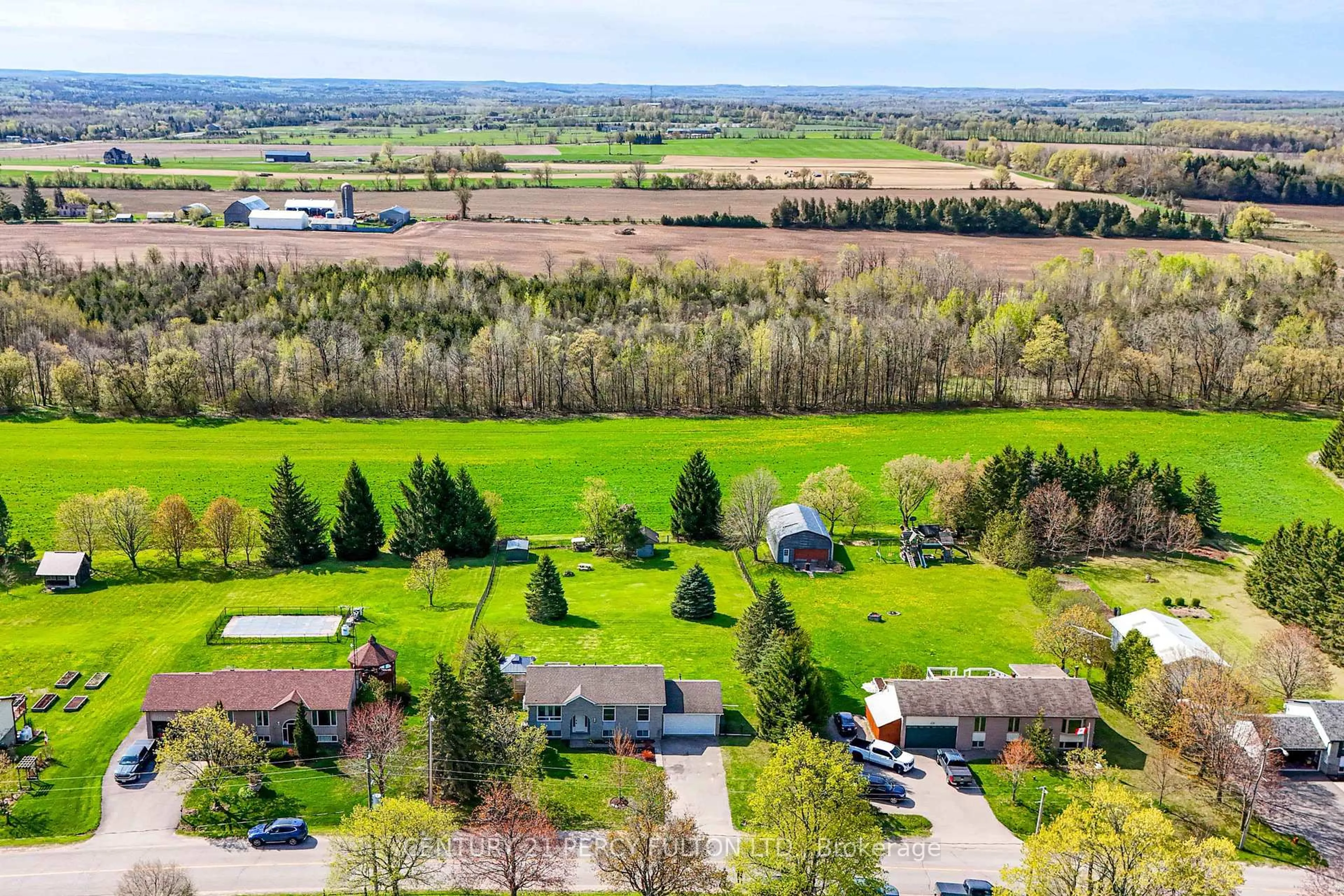 A pic from outside/outdoor area/front of a property/back of a property/a pic from drone, unknown for 265 Zephyr Rd, Uxbridge Ontario L0E 1T0