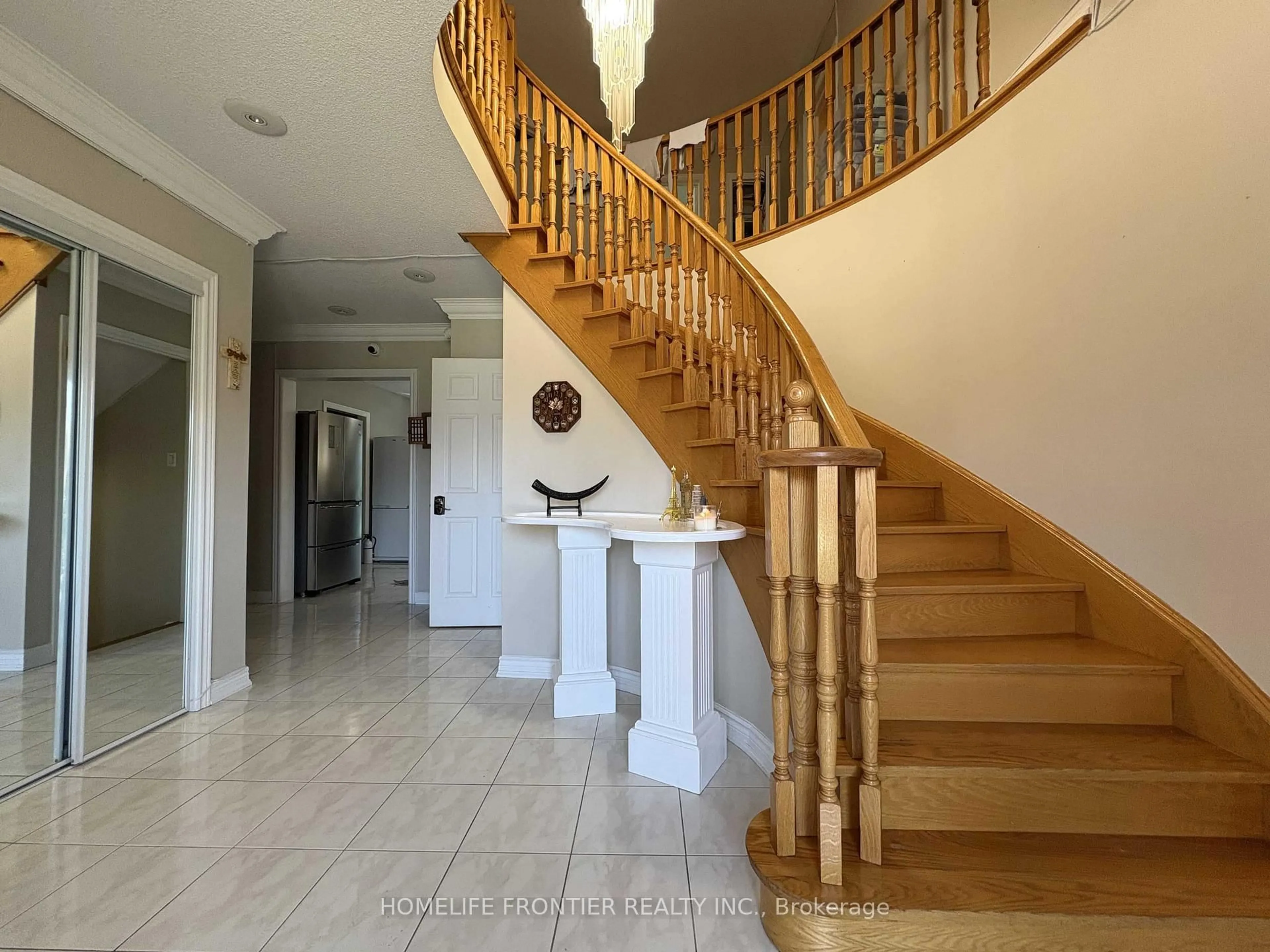 Indoor foyer for 581 Wycliffe Ave, Vaughan Ontario L4L 8S8