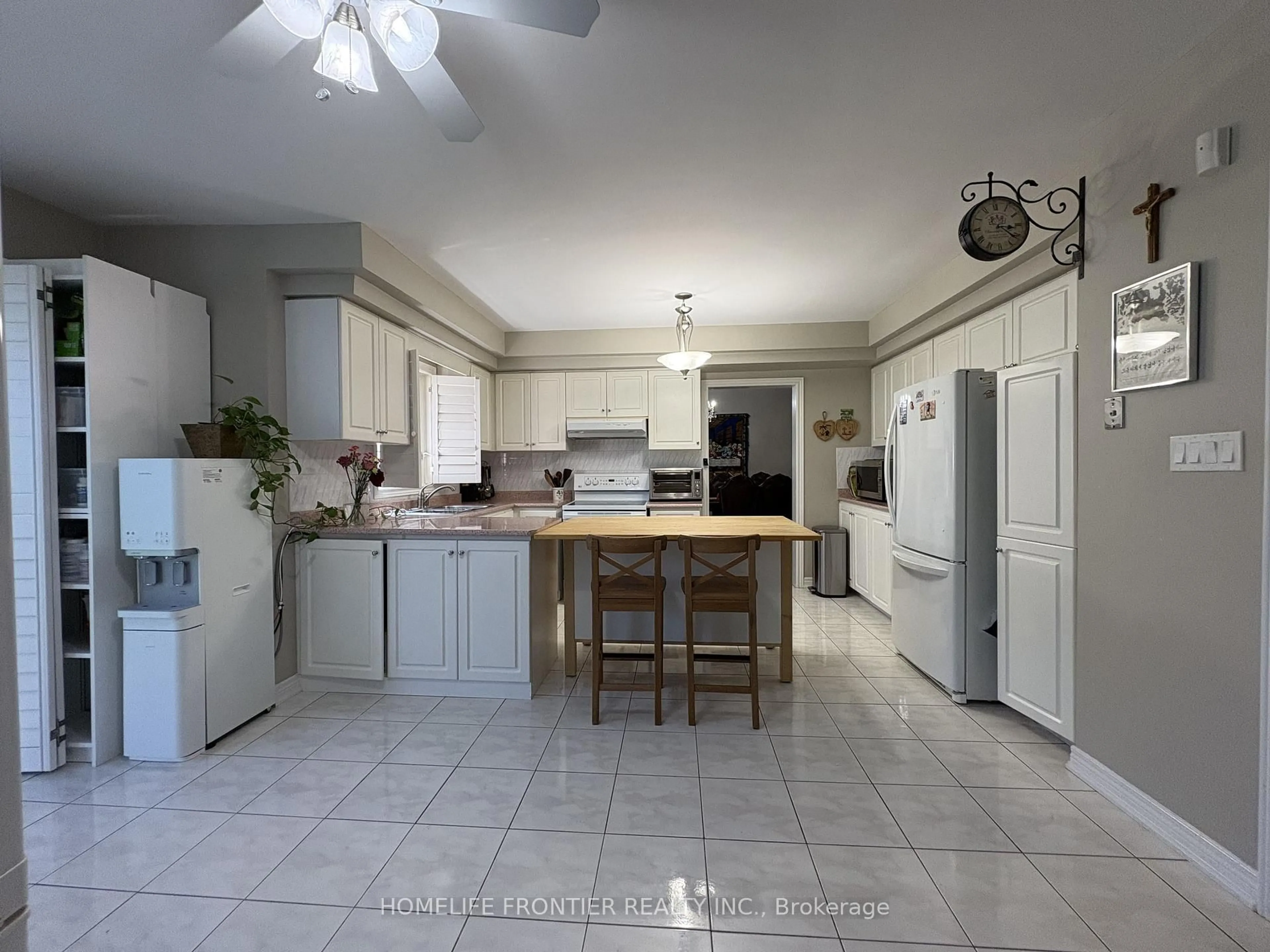 Open concept kitchen, ceramic/tile floor for 581 Wycliffe Ave, Vaughan Ontario L4L 8S8
