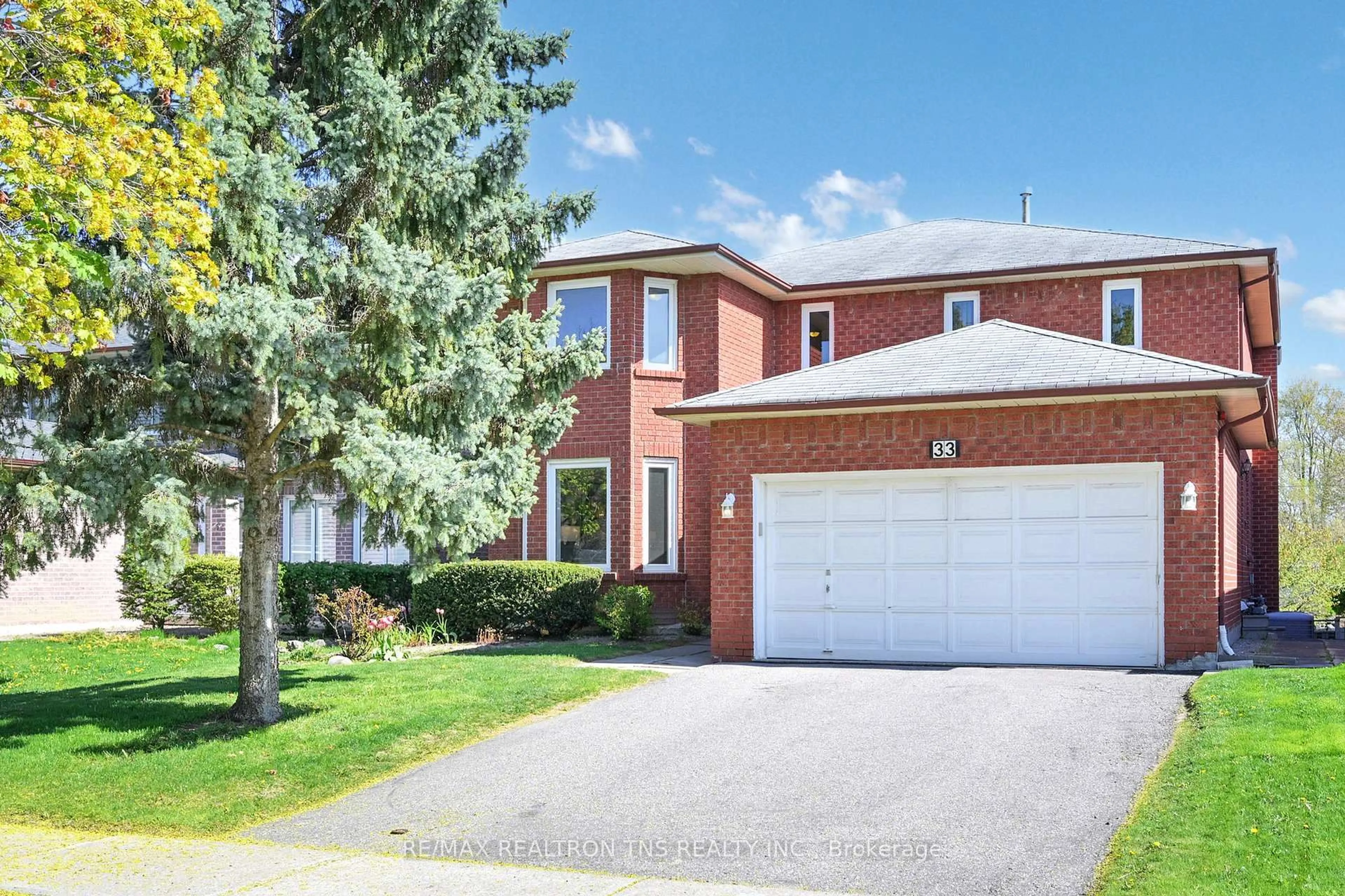 Home with brick exterior material, street for 33 Somerset Cres, Richmond Hill Ontario L4C 8N5