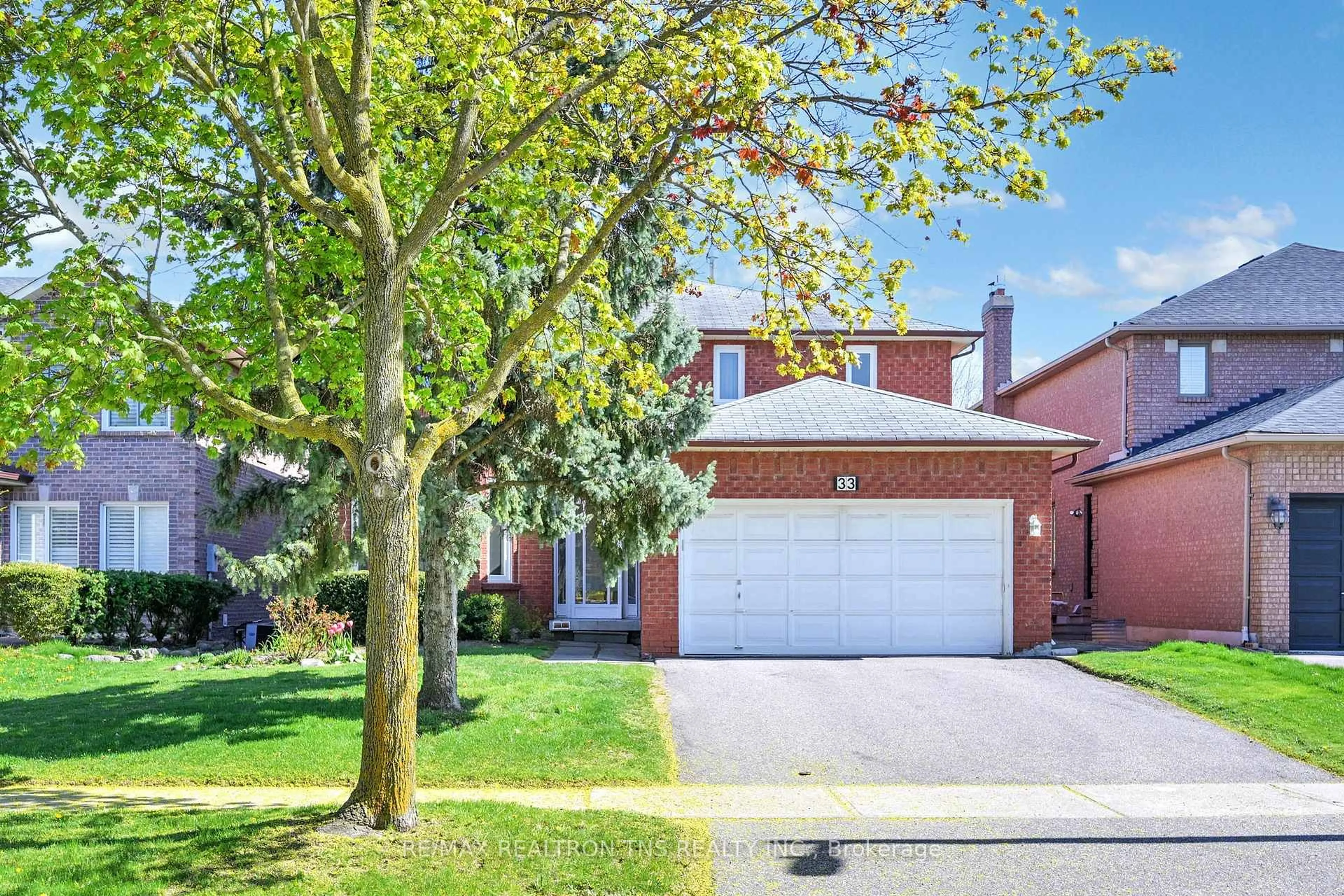 Home with brick exterior material, street for 33 Somerset Cres, Richmond Hill Ontario L4C 8N5