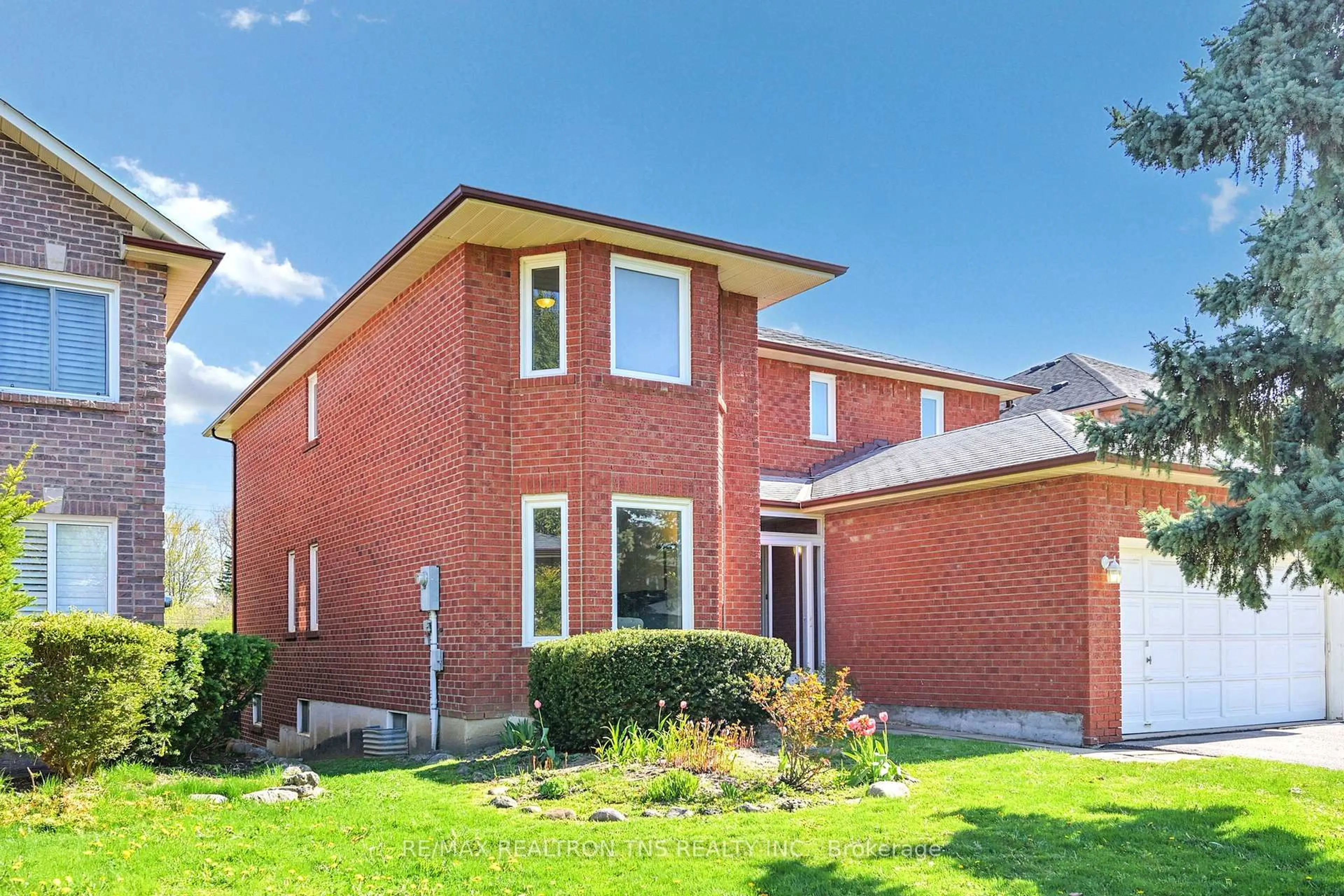 Home with brick exterior material, street for 33 Somerset Cres, Richmond Hill Ontario L4C 8N5