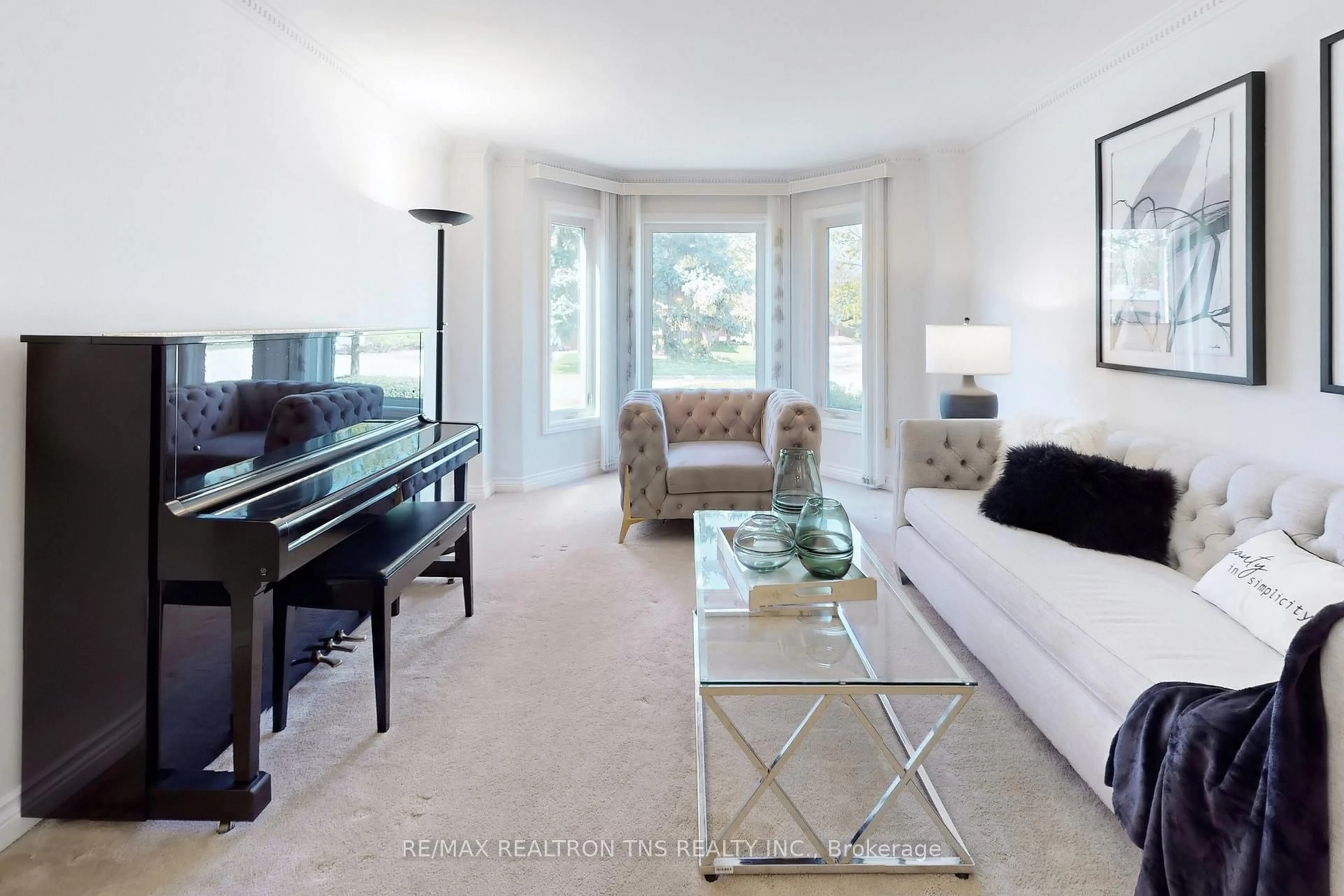 Living room with furniture, carpet floor for 33 Somerset Cres, Richmond Hill Ontario L4C 8N5