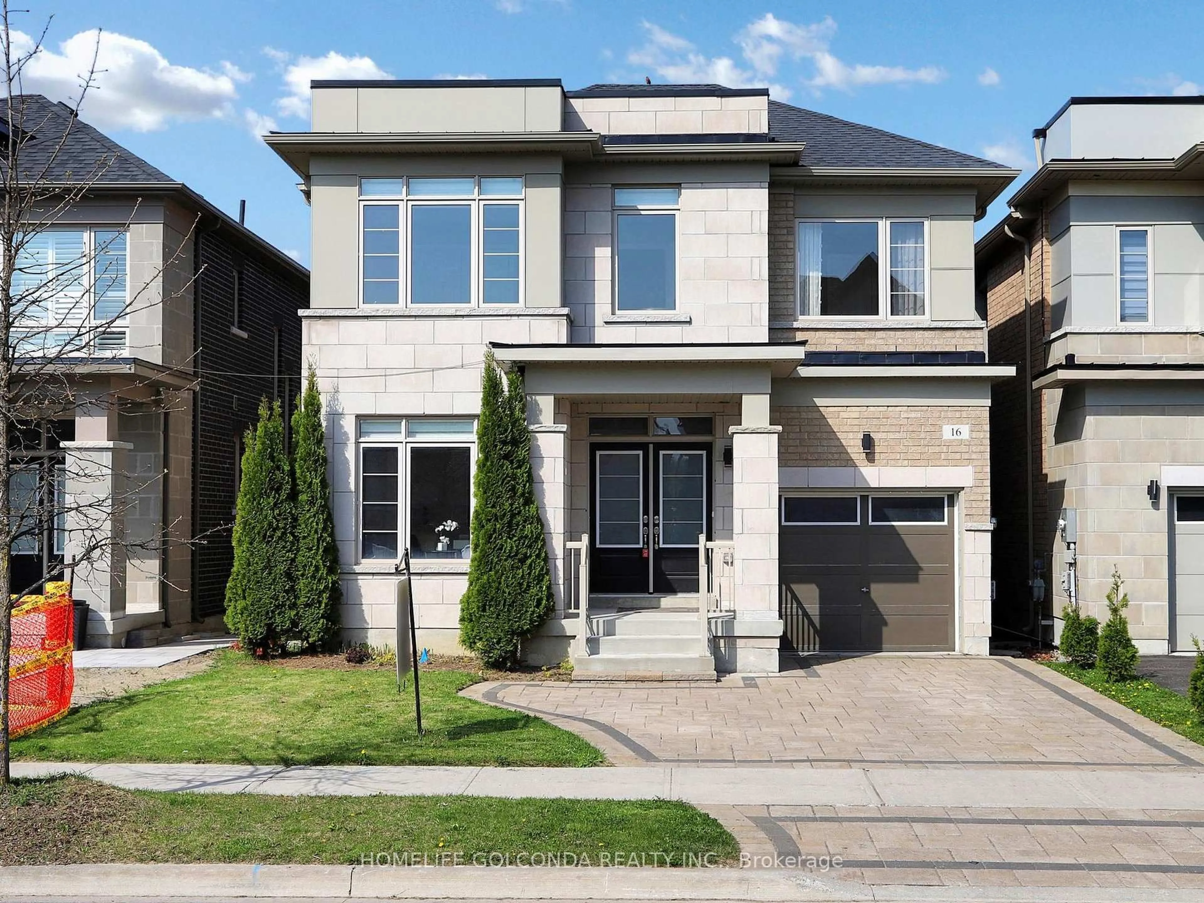 Home with brick exterior material, street for 16 Eastgrove Sq, East Gwillimbury Ontario L9N 0R2