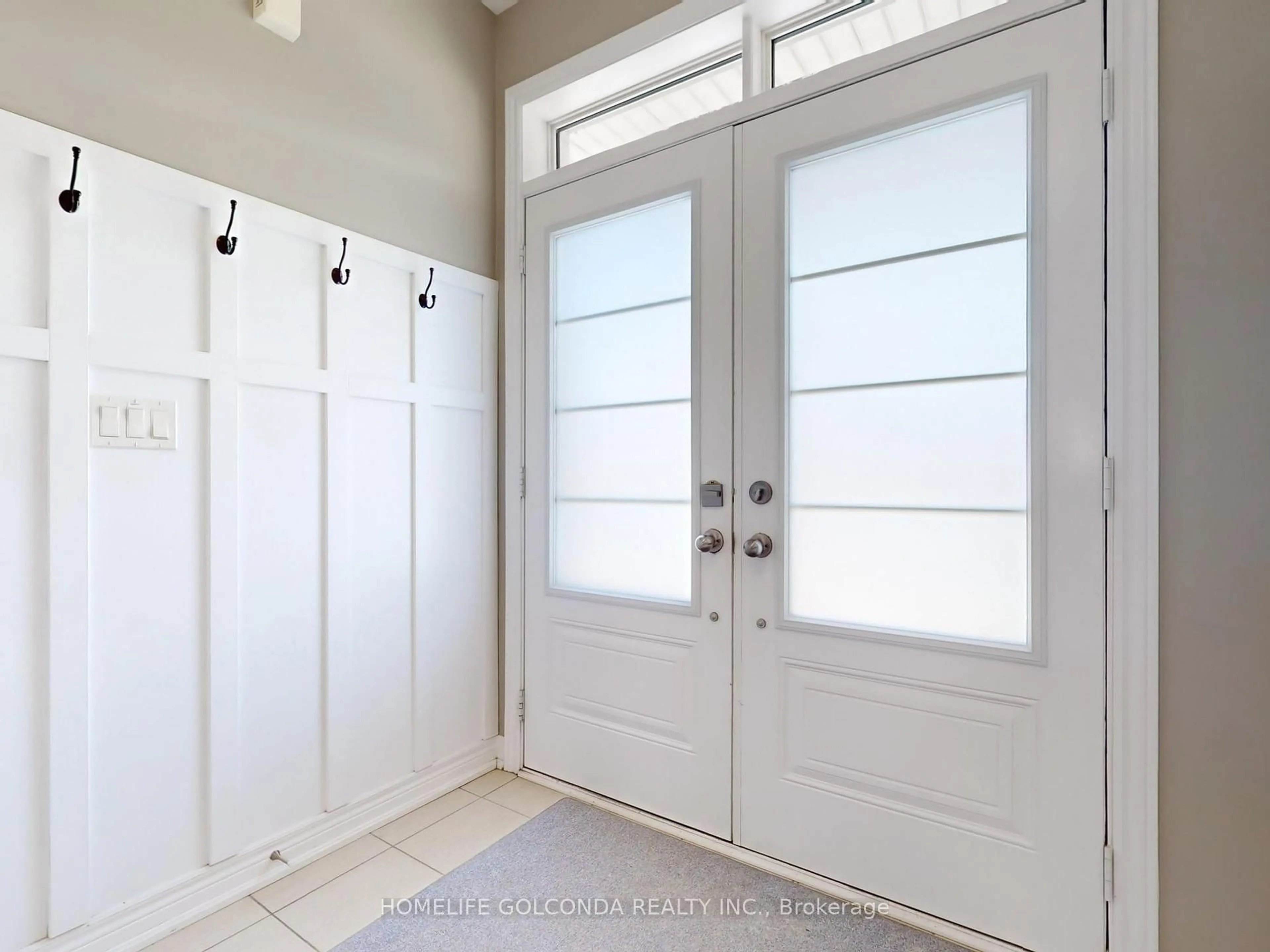 Indoor entryway for 16 Eastgrove Sq, East Gwillimbury Ontario L9N 0R2