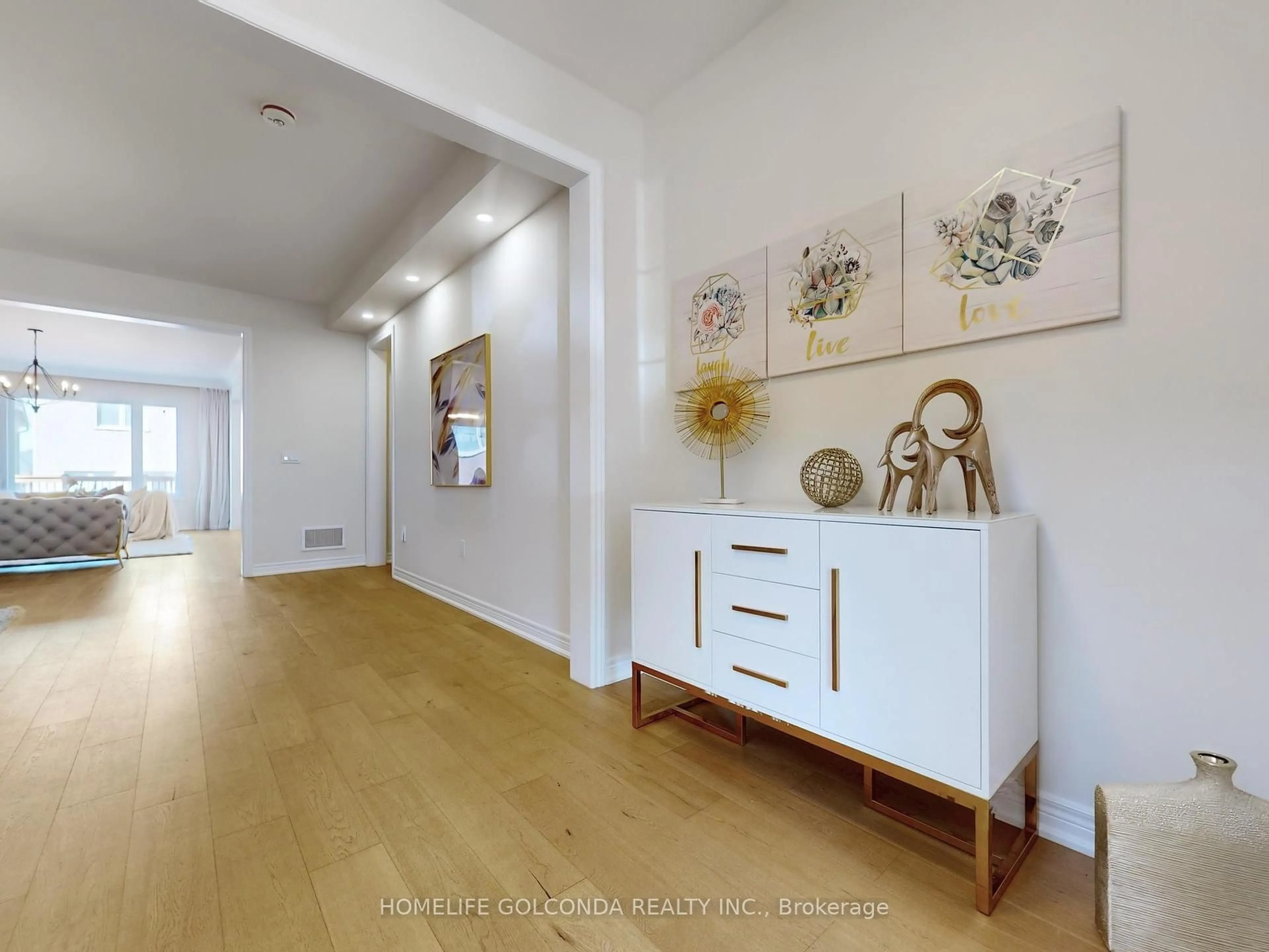 Indoor entryway for 16 Eastgrove Sq, East Gwillimbury Ontario L9N 0R2