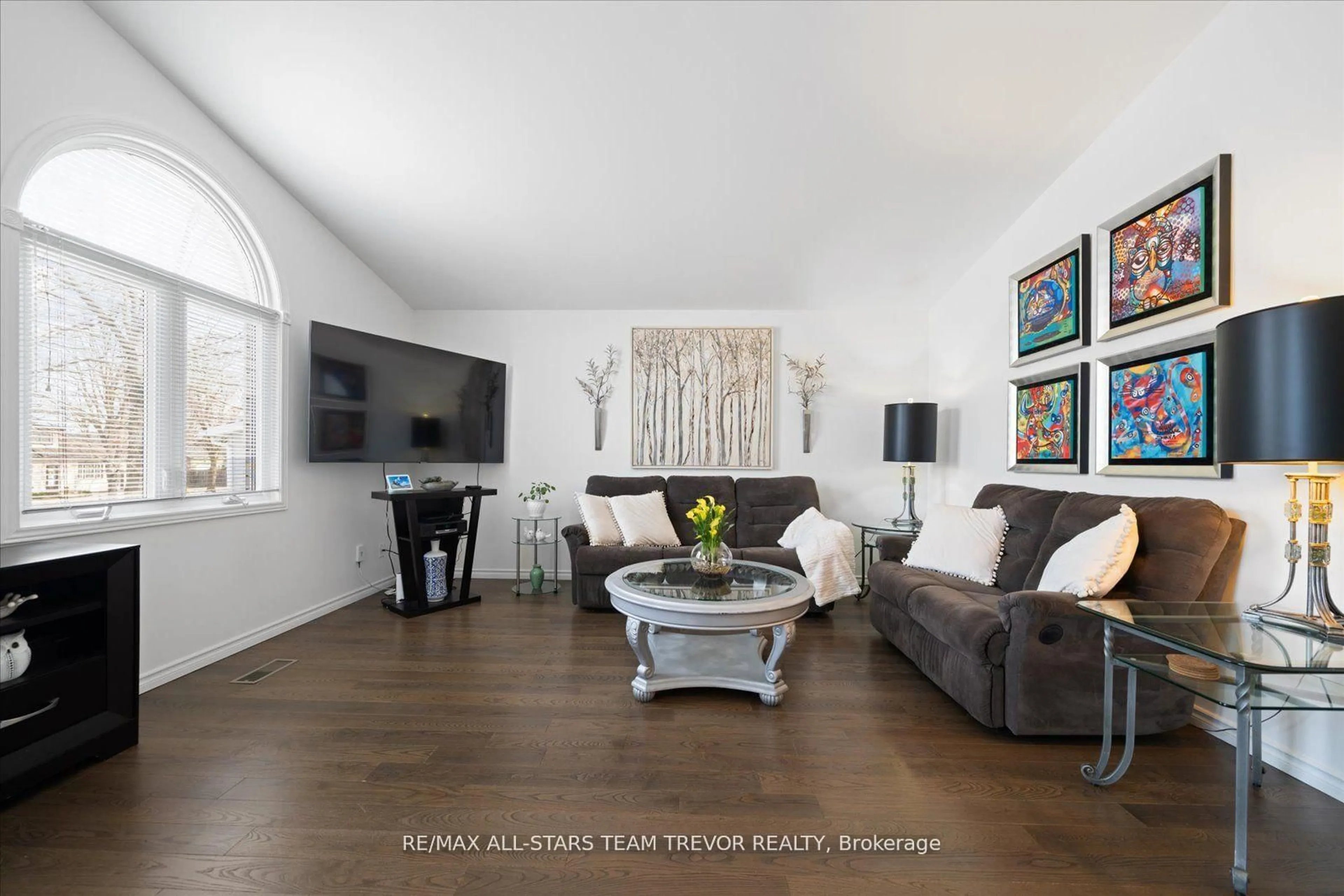Living room with furniture, wood/laminate floor for 163 Church St, Georgina Ontario L4P 1J4